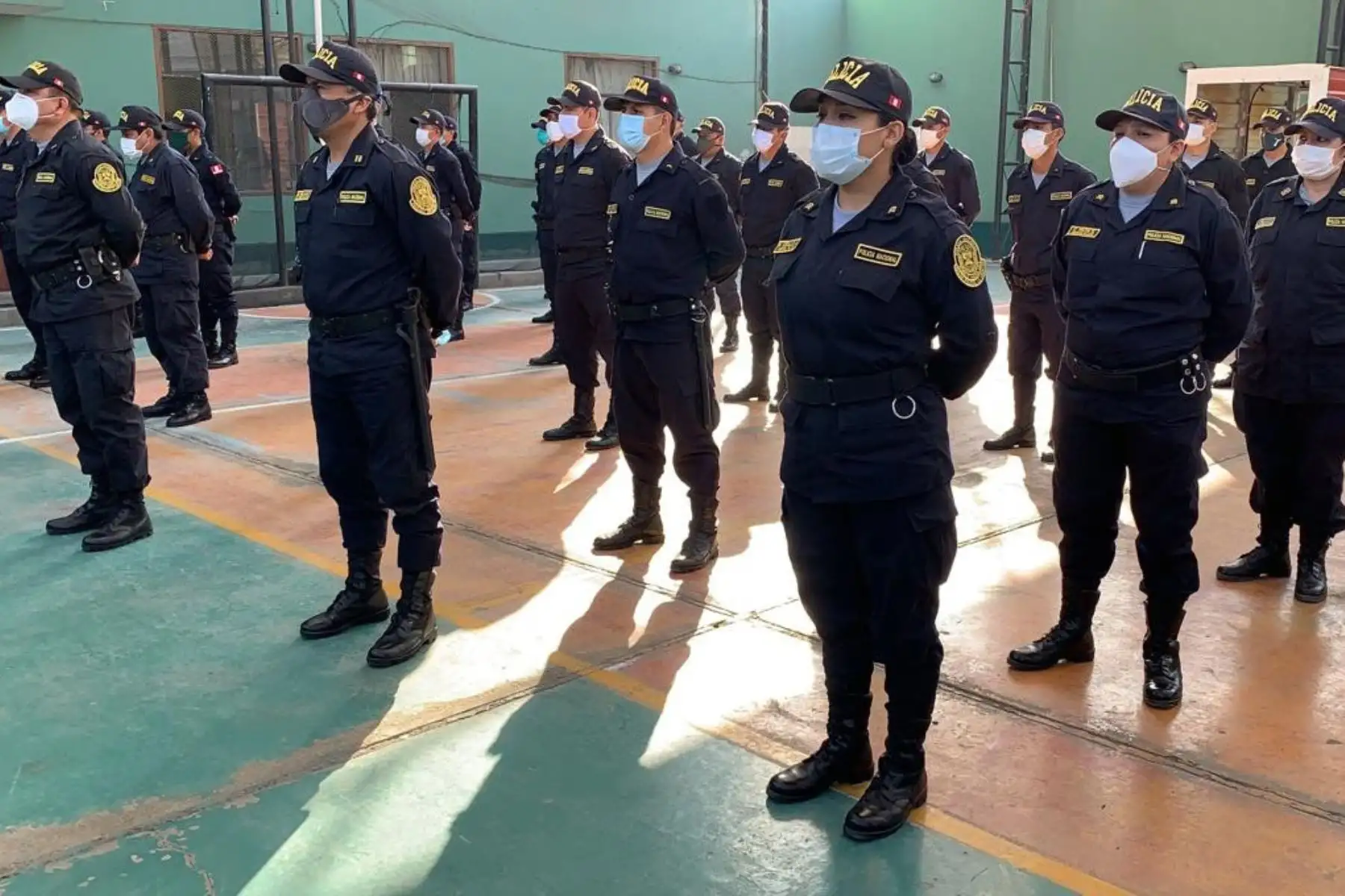 En la Comisaría de “Jerusalén – Wichanzao”, el ministro Gastón Rodríguez reafirmó su compromiso con los agentes de la Policía Nacional y destacó que se están adoptando todas las acciones necesarias para el cuidado de la salud del personal policial. 

Foto:@MininterPeru.