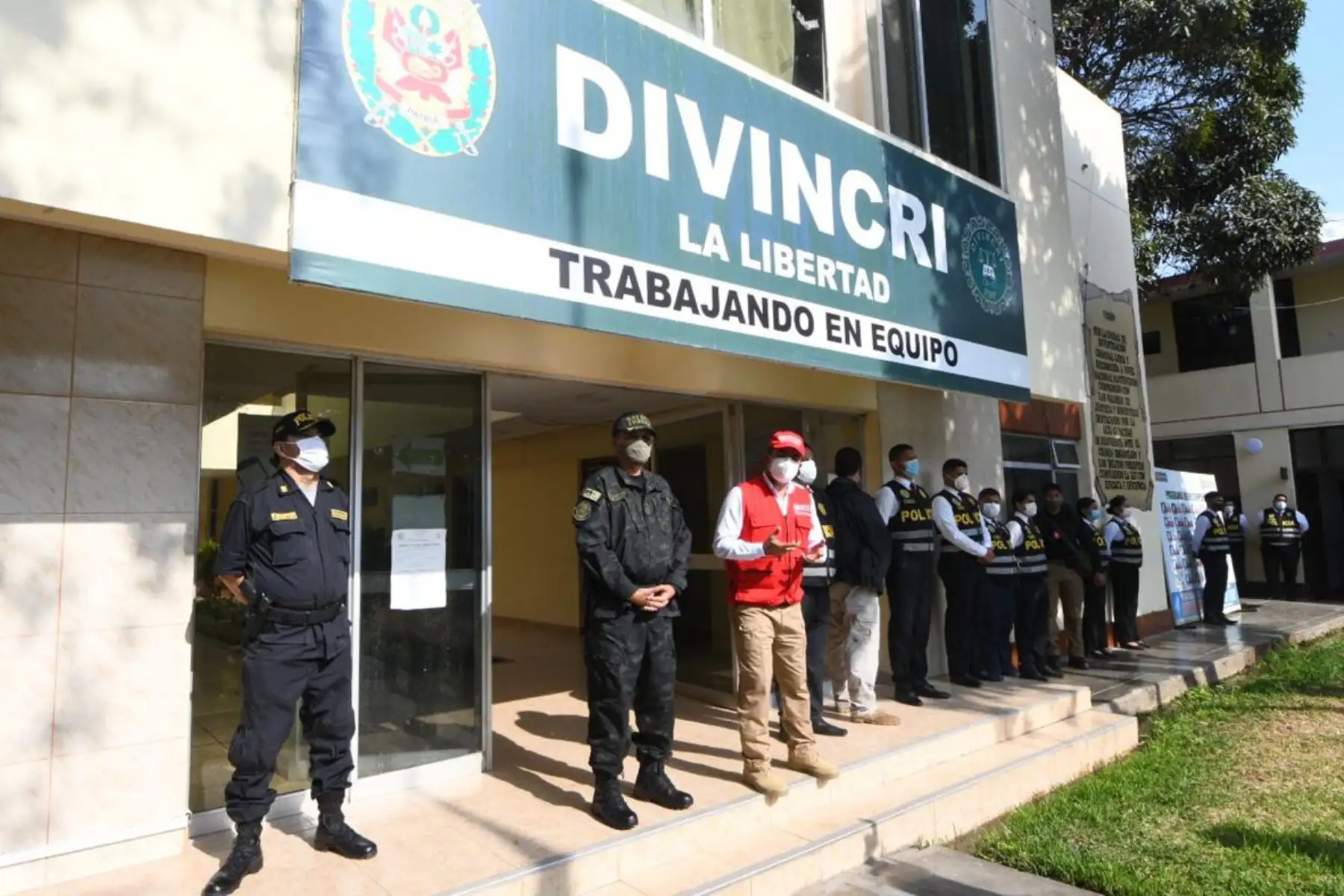 El ministro Gastón Rodríguez se reúne con los efectivos policiales de la Divincri PNP Trujillo y destaca la importante labor de servicio que cumplen al dar seguridad a la ciudadanía durante el Estado de Emergencia nacional. 

Foto:@MininterPeru