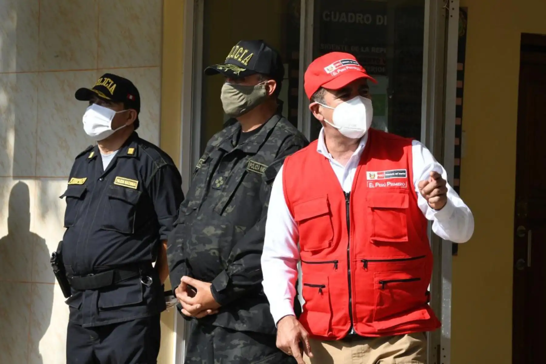El ministro Gastón Rodríguez se reúne con los efectivos policiales de la Divincri PNP Trujillo y destaca la importante labor de servicio que cumplen al dar seguridad a la ciudadanía durante el Estado de Emergencia nacional. 

Foto:@MininterPeru