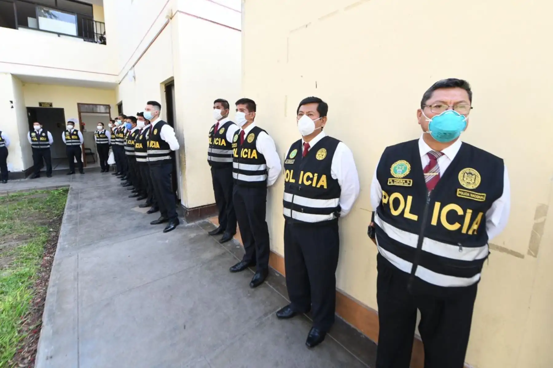 El ministro Gastón Rodríguez se reúne con los efectivos policiales de la Divincri PNP Trujillo y destaca la importante labor de servicio que cumplen al dar seguridad a la ciudadanía durante el Estado de Emergencia nacional. 

Foto:@MininterPeru