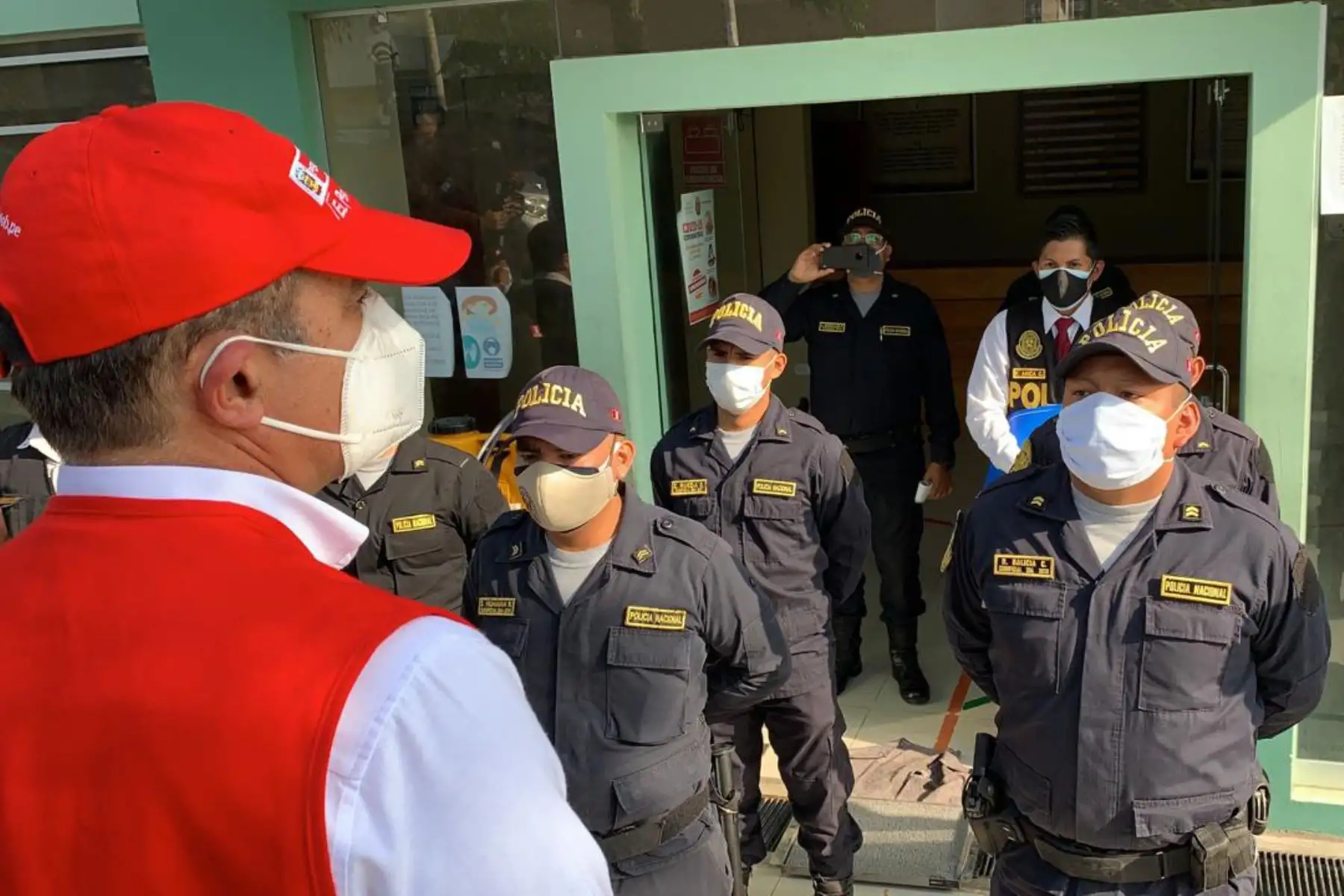Durante su visita a la Comisaría de “El Alambre”, el titular del Ministerio del Interior Gastón Rodríguez, arengó a los efectivos de la Policía Nacional a cumplir con empeño y la moral en alto su sacrificada labor en favor de la ciudadanía. 

Foto: @MininterPeru.