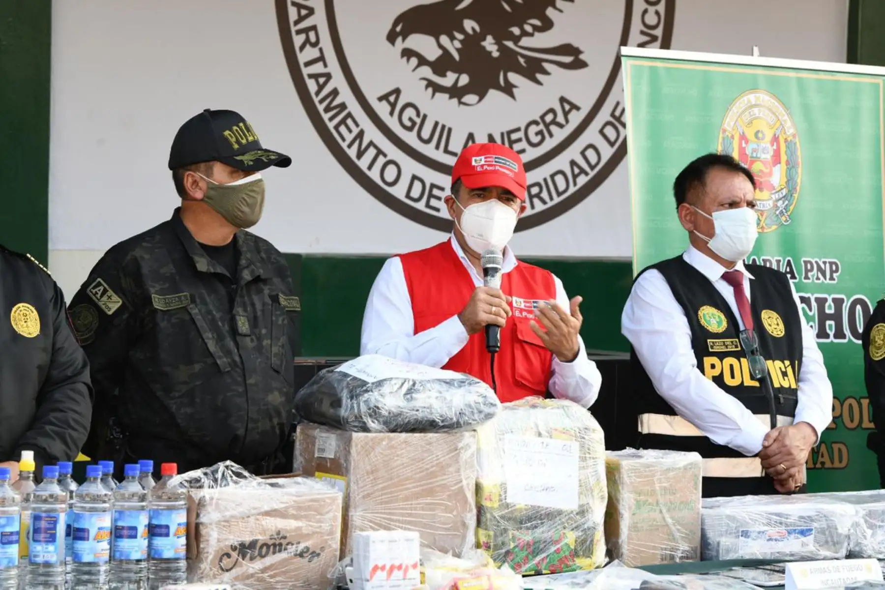 Ministro del Interior, Gastón Rodríguez, presenta los resultados del megaoperativo policial en Trujillo, que tuvo como finalidad contrarrestar el alto índice delictivo en la ciudad, así como identificar los focos del delito y aunar esfuerzos en la lucha contra la inseguridad.

Foto:@Mininterperu.