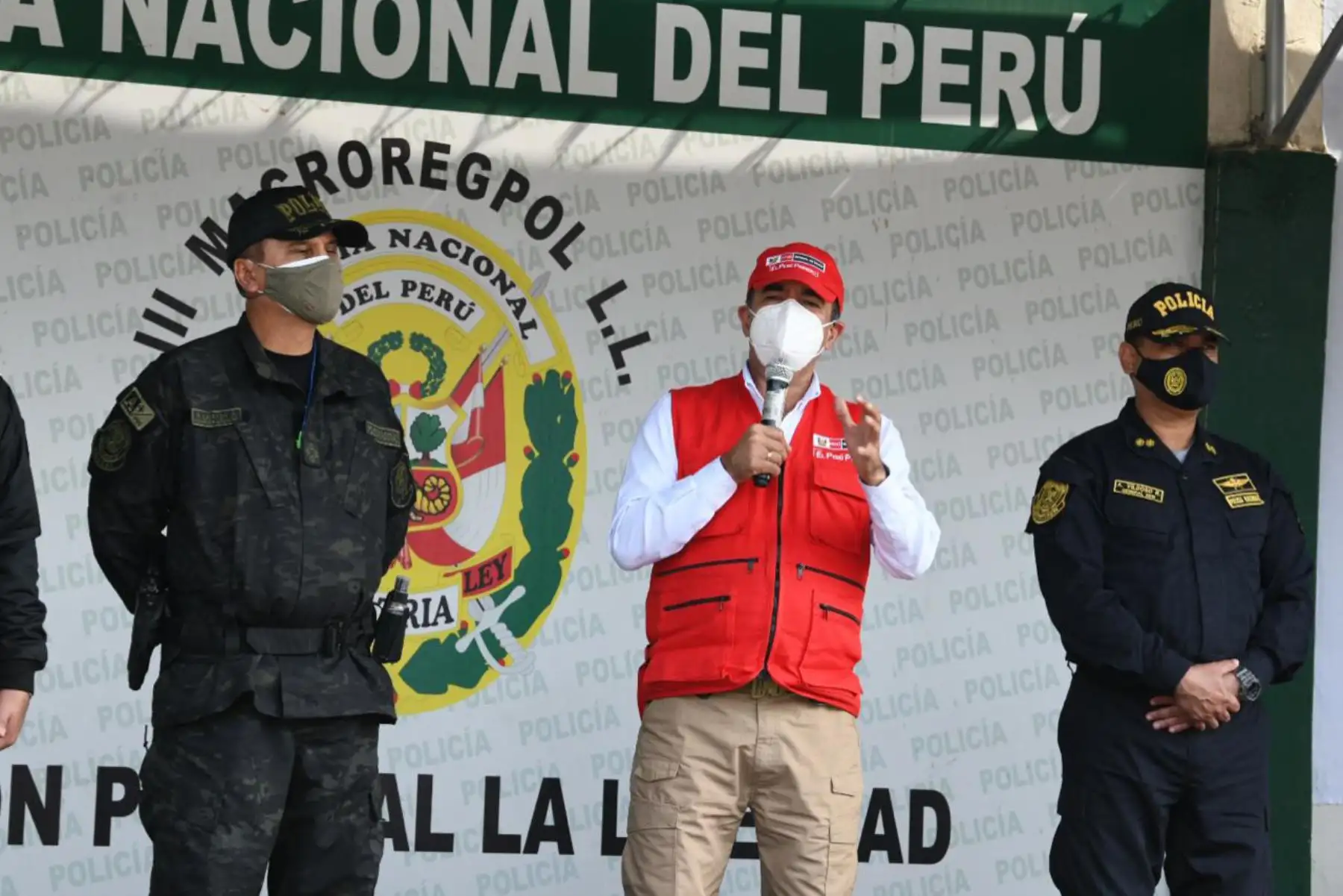 El Ministro Gastón Rodríguez: "Venimos a articular acciones con el Gobierno regional de la La Libertad y también a inspeccionar la labor que realiza la Policía Nacional además para conocer las carencias que tienen y gestinar el apoyo logístico necesario" 

Foto:@MininterPeru.