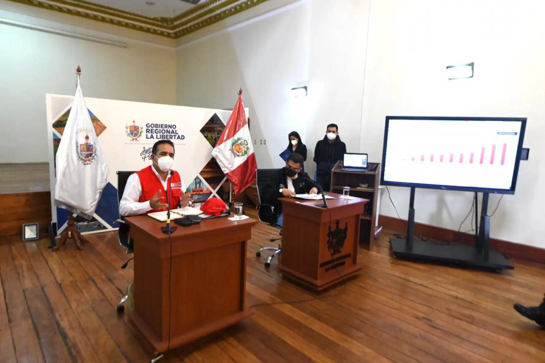 El Ministro Gastón Rodríguez: "Venimos a articular acciones con el Gobierno regional de la La Libertad y también a inspeccionar la labor que realiza la Policía Nacional además para conocer las carencias que tienen y gestinar el apoyo logístico necesario" 

Foto:@MininterPeru.