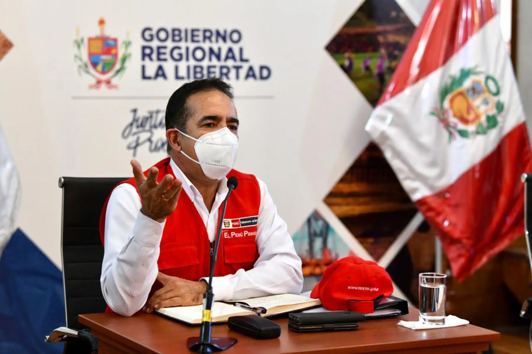 El Ministro Gastón Rodríguez: "Venimos a articular acciones con el Gobierno regional de la La Libertad y también a inspeccionar la labor que realiza la Policía Nacional además para conocer las carencias que tienen y gestinar el apoyo logístico necesario" 

Foto:@MininterPeru.
