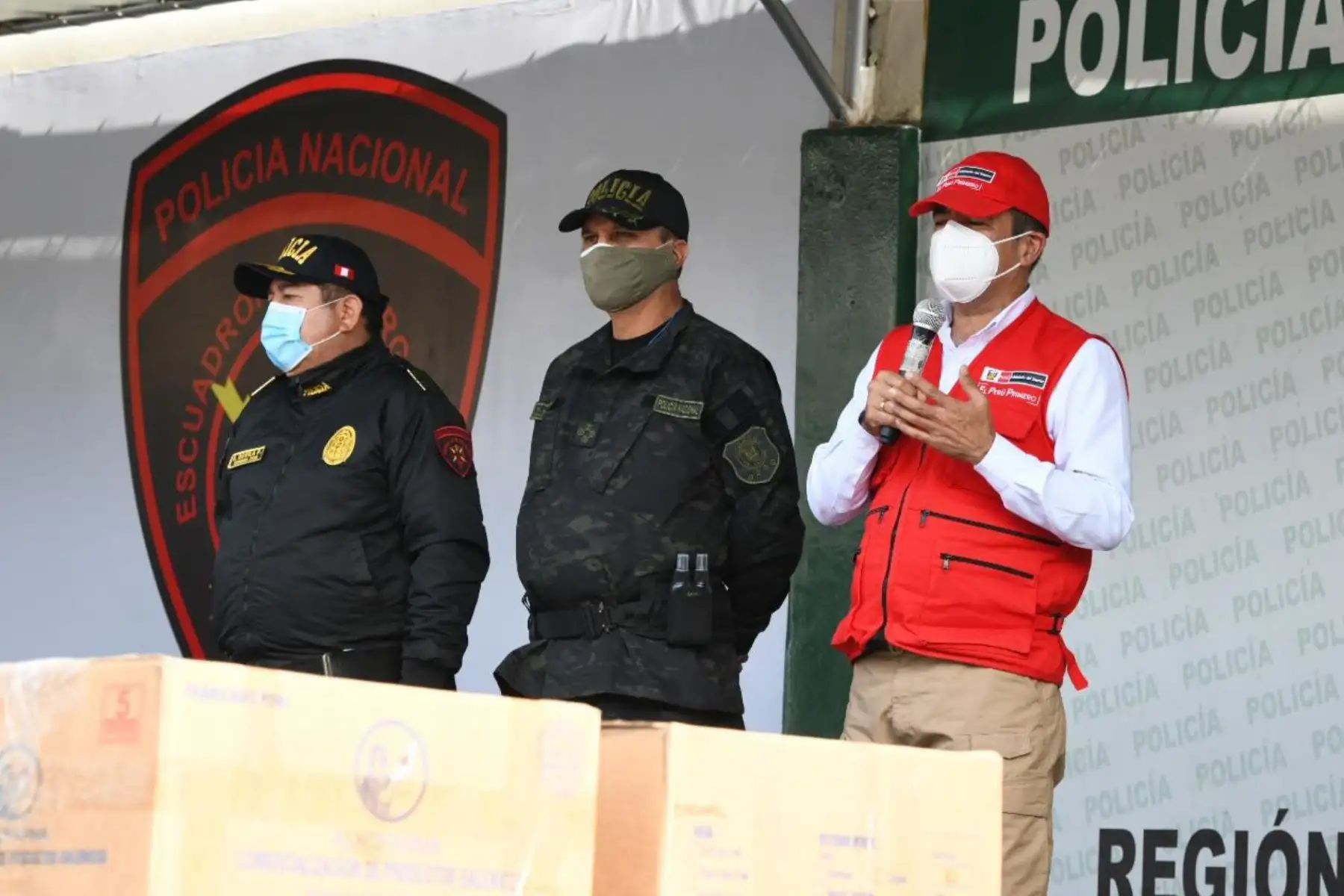 El Ministro Gastón Rodríguez: "Venimos a articular acciones con el Gobierno regional de la La Libertad y también a inspeccionar la labor que realiza la Policía Nacional además para conocer las carencias que tienen y gestinar el apoyo logístico necesario" 

Foto:@MininterPeru.