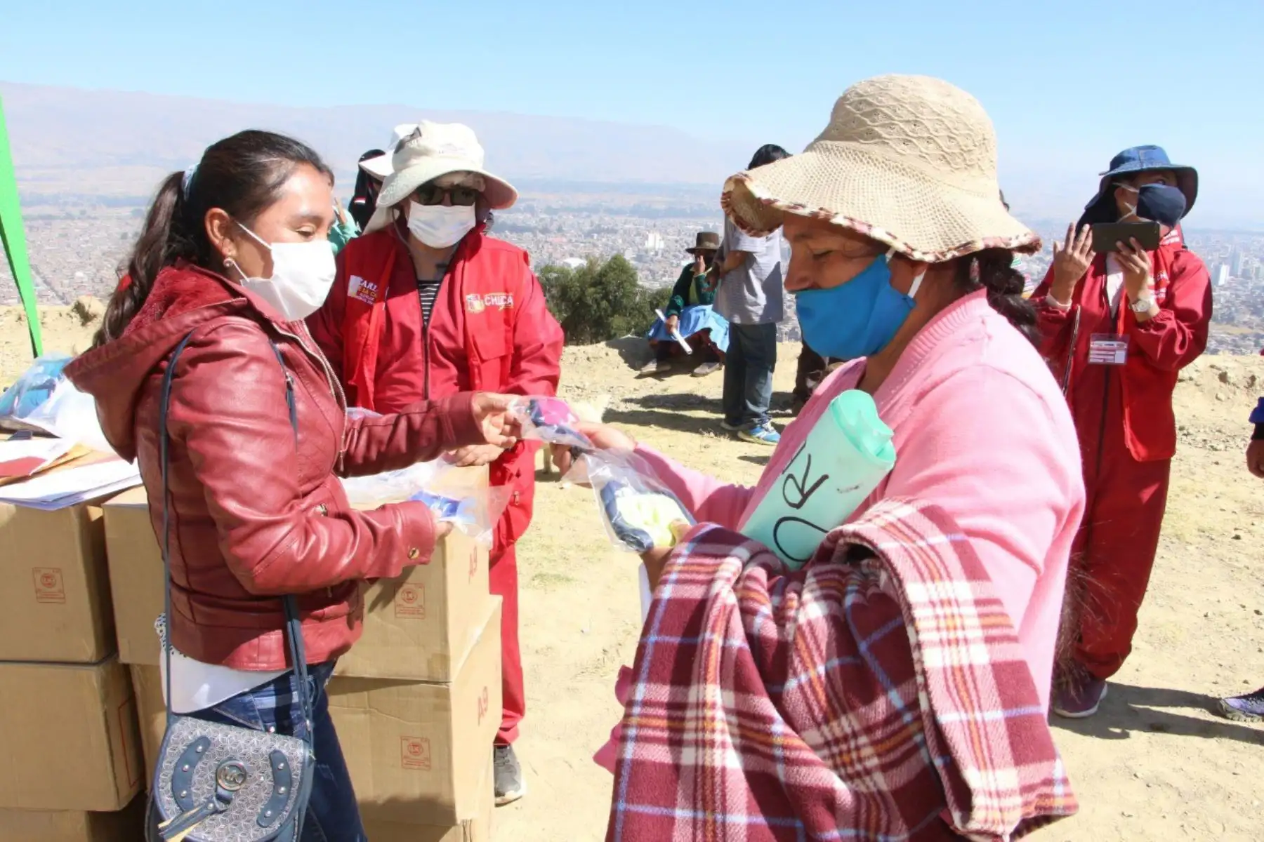 Huancayo. Entregan mascarillas para covid-19 a población en situación vulnerable en el distrito de Chilca.