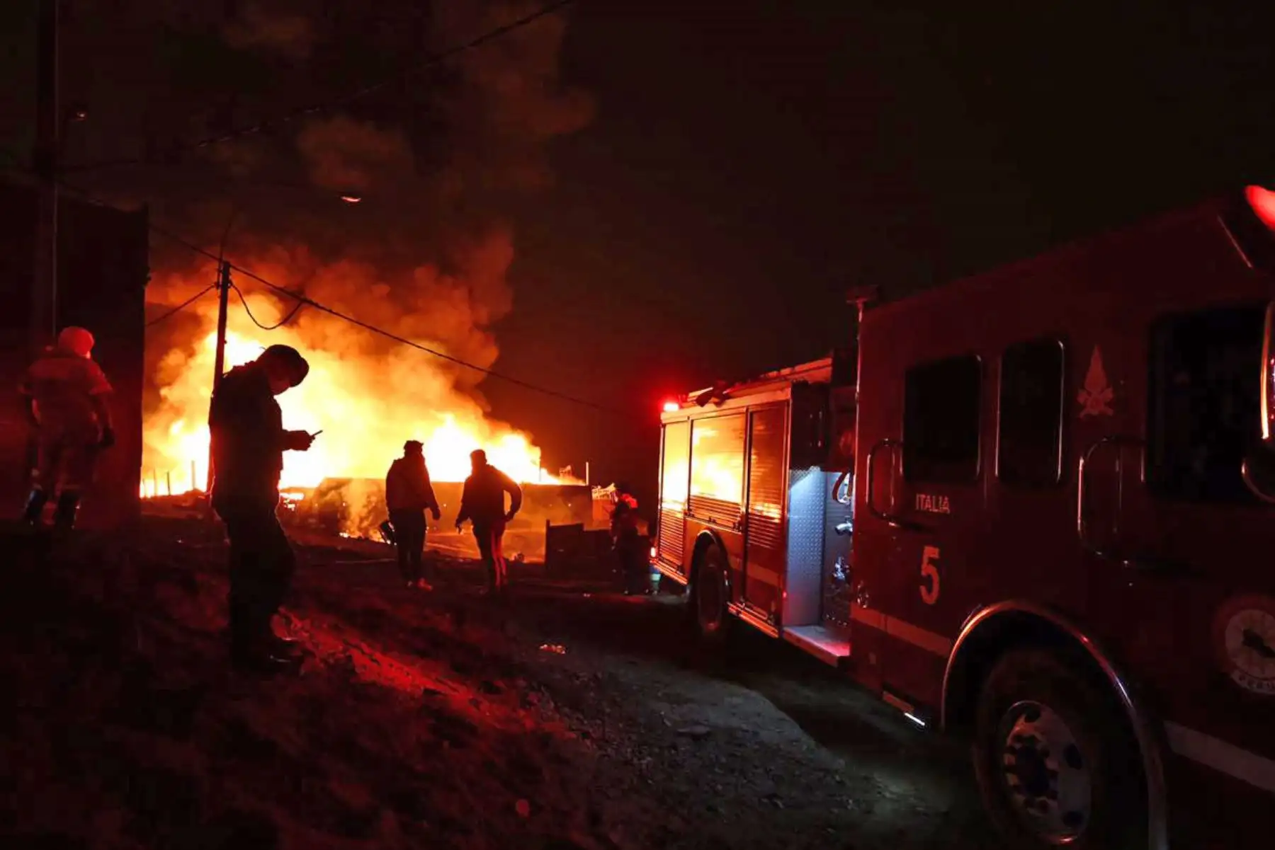 Según el reporte de los Bomberos se consideran al incendio de muy alto riesgo. El incendio se expande con celeridad dado que en el lugar se almacenaban productos inflamables. Foto:Municipalidad de Ventanilla/ Wilfredo Fernandez