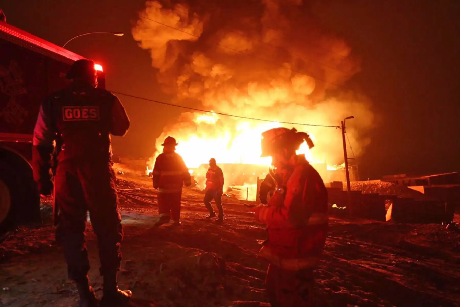 Según el reporte de los Bomberos se consideran al incendio de muy alto riesgo. El incendio se expande con celeridad dado que en el lugar se almacenaban productos inflamables. Foto:Municipalidad de Ventanilla/ Wilfredo Fernandez