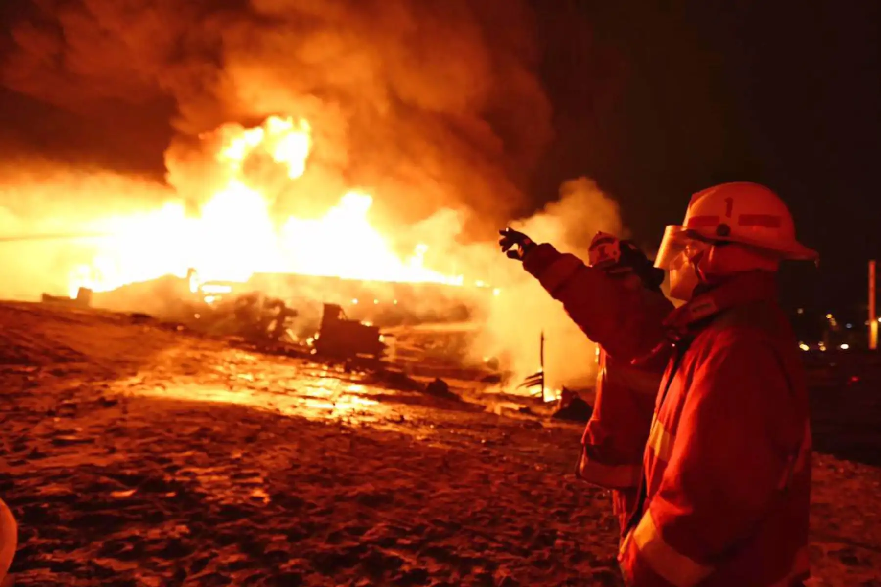 Según el reporte de los Bomberos se consideran al incendio de muy alto riesgo. El incendio se expande con celeridad dado que en el lugar se almacenaban productos inflamables. Foto:Municipalidad de Ventanilla/ Wilfredo Fernandez