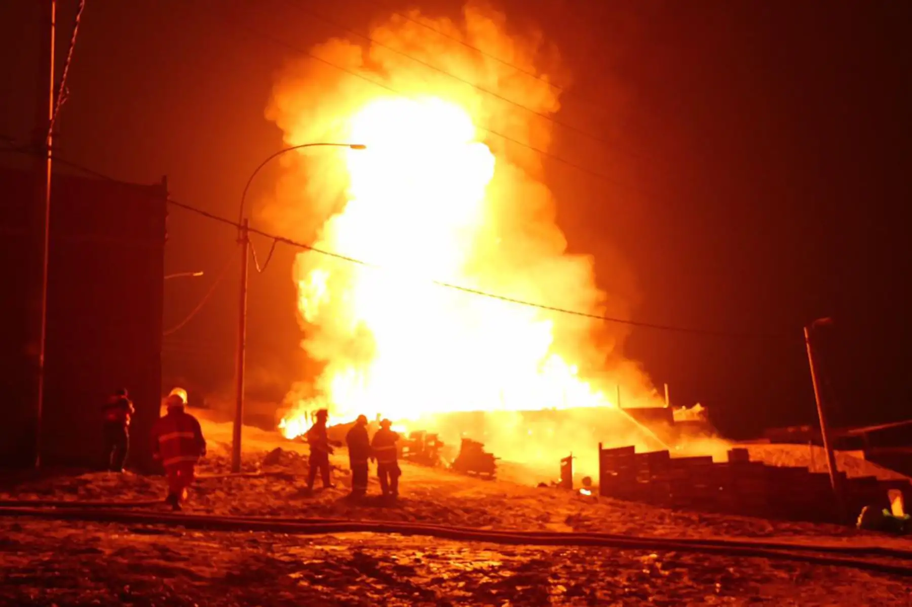 Según el reporte de los Bomberos se consideran al incendio de muy alto riesgo. El incendio se expande con celeridad dado que en el lugar se almacenaban productos inflamables. Foto:Municipalidad de Ventanilla/ Wilfredo Fernandez