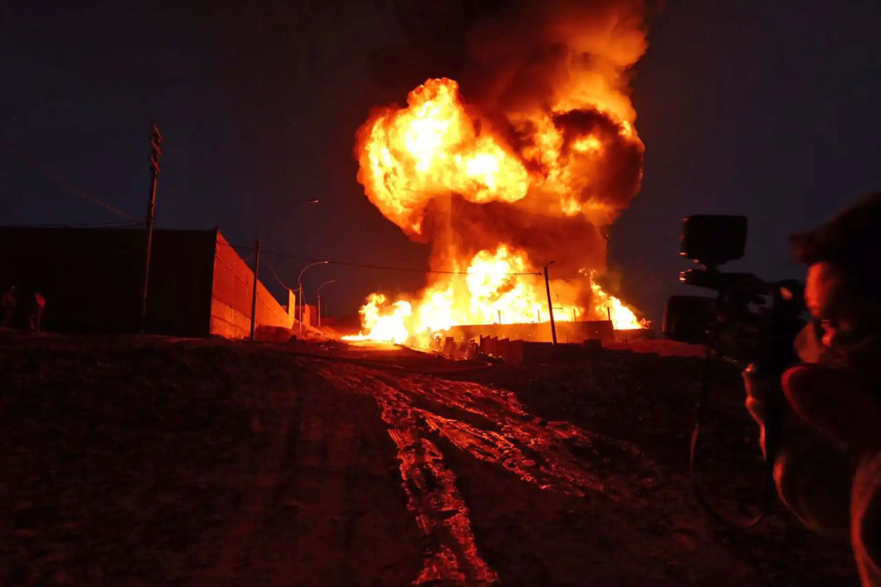Según el reporte de los Bomberos se consideran al incendio de muy alto riesgo. El incendio se expande con celeridad dado que en el lugar se almacenaban productos inflamables. Foto:Municipalidad de Ventanilla/ Wilfredo Fernandez