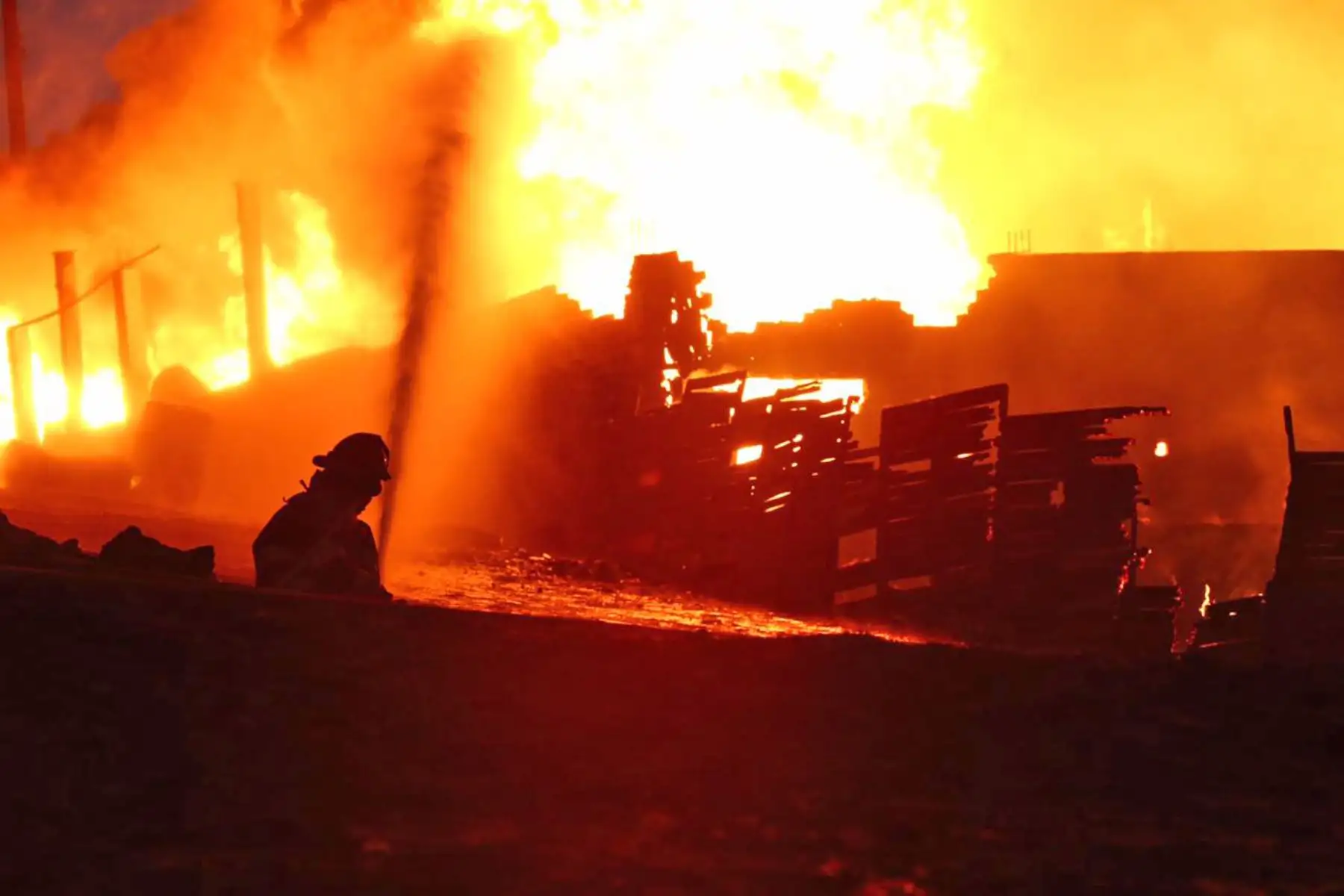 Según el reporte de los Bomberos se consideran al incendio de muy alto riesgo. El incendio se expande con celeridad dado que en el lugar se almacenaban productos inflamables. Foto:Municipalidad de Ventanilla/ Wilfredo Fernandez