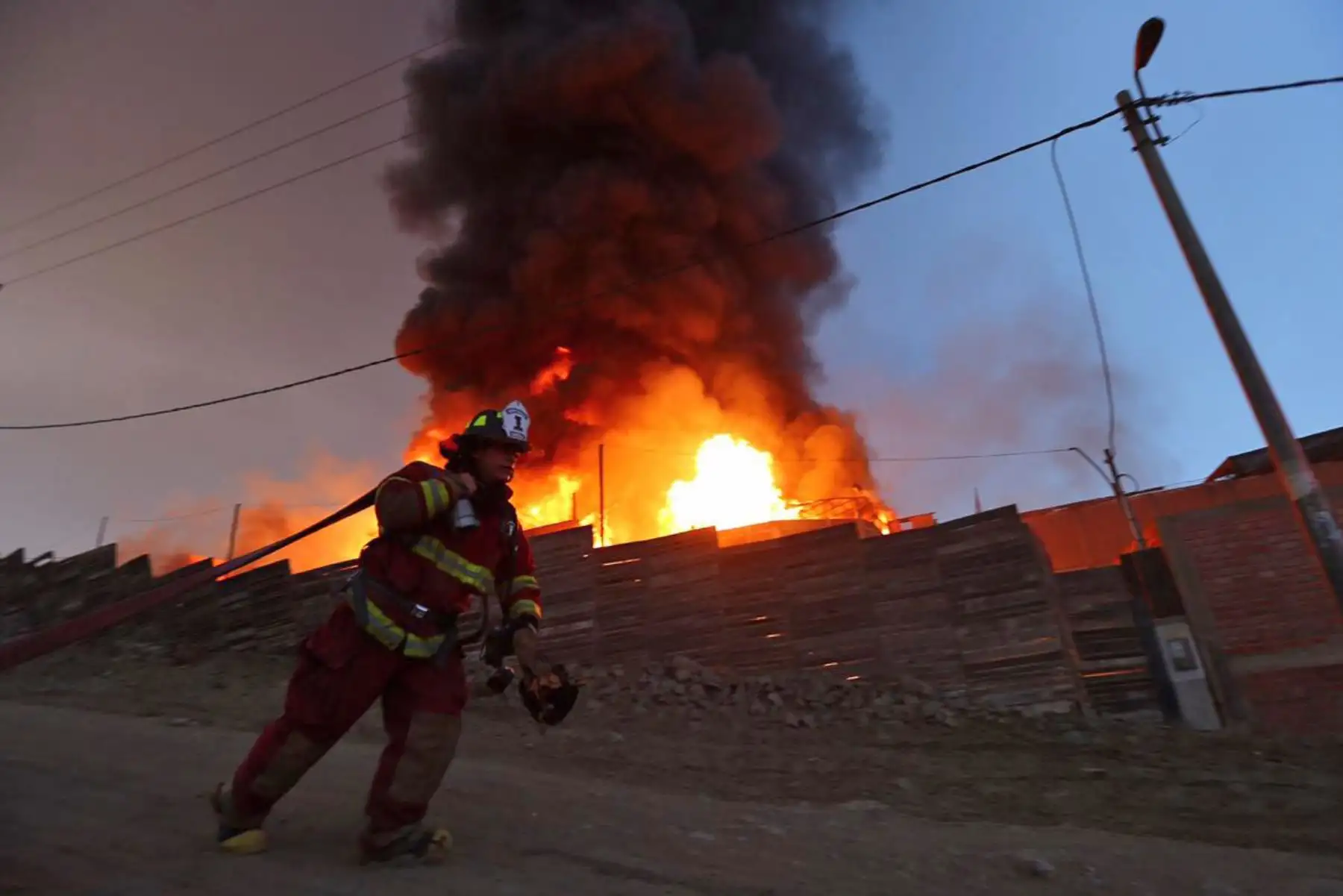Según el reporte de los Bomberos se consideran al incendio de muy alto riesgo. El incendio se expande con celeridad dado que en el lugar se almacenaban productos inflamables. Foto:Municipalidad de Ventanilla/ Wilfredo Fernandez
