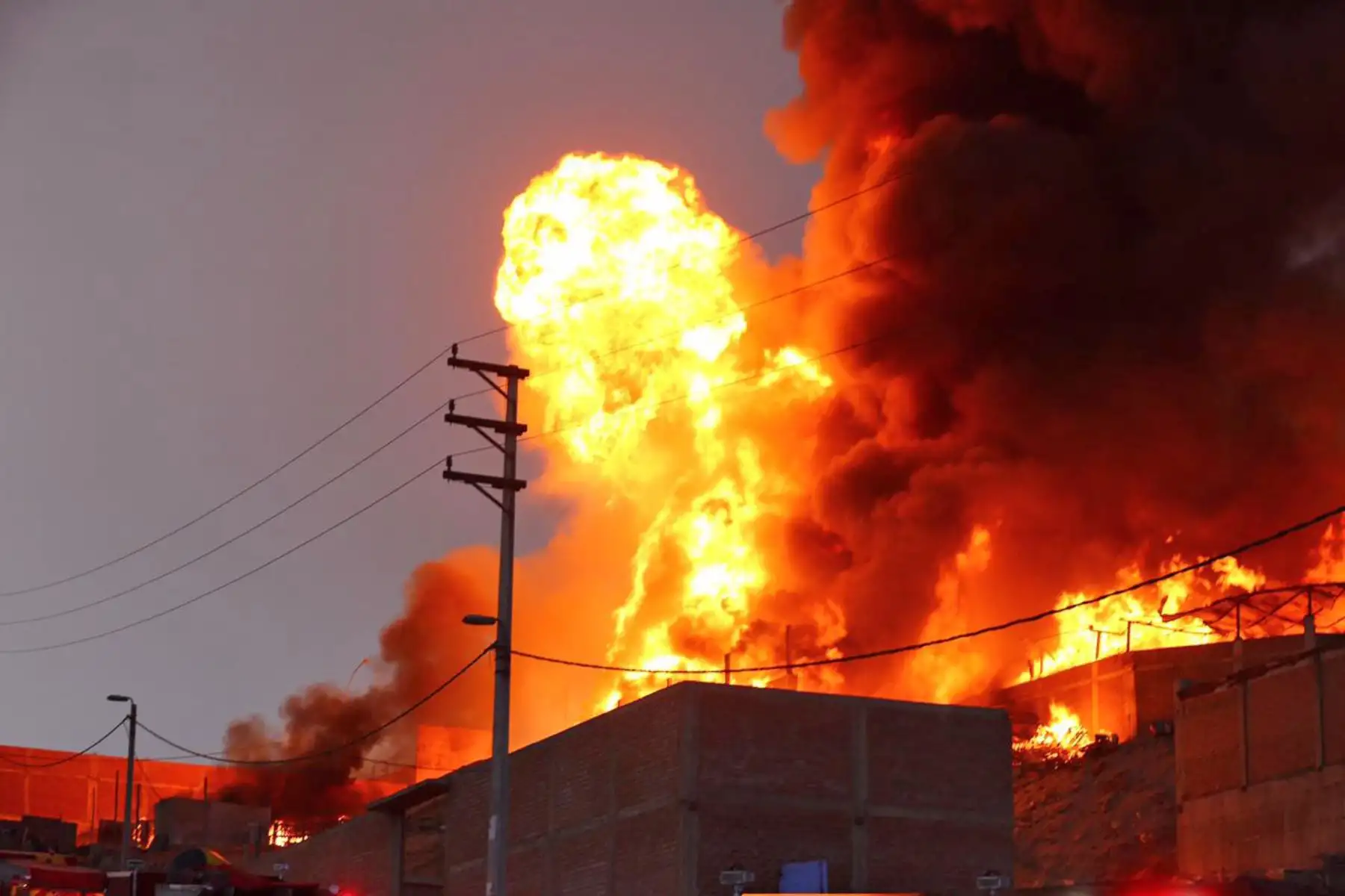 Según el reporte de los Bomberos se consideran al incendio de muy alto riesgo. El incendio se expande con celeridad dado que en el lugar se almacenaban productos inflamables. Foto:Municipalidad de Ventanilla/ Wilfredo Fernandez