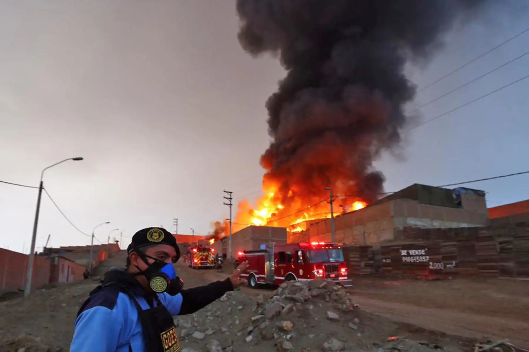 Según el reporte de los Bomberos se consideran al incendio de muy alto riesgo. El incendio se expande con celeridad dado que en el lugar se almacenaban productos inflamables. Foto:Municipalidad de Ventanilla/ Wilfredo Fernandez