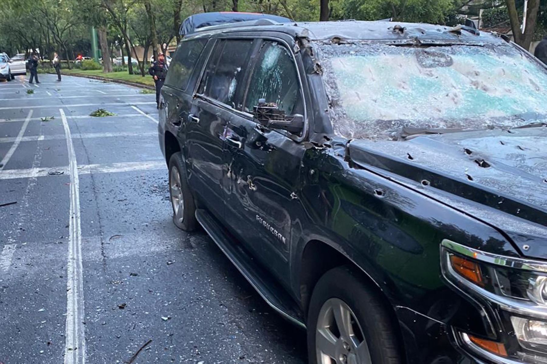 La camioneta blindada en la que viajaba García Harfuch quedó totalmente destrozada por cientos de impactos de balas de gran calibre. Foto: EFE