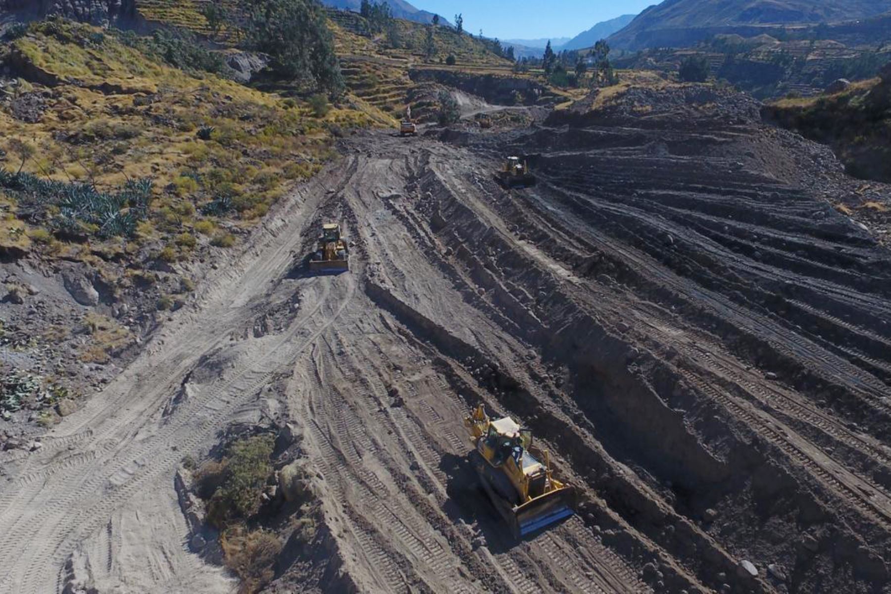Se ejecutan trabajos en la zona donde se produjo un deslizamiento de tierra en el valle del Colca, región Arequipa. Foto: Autodema
