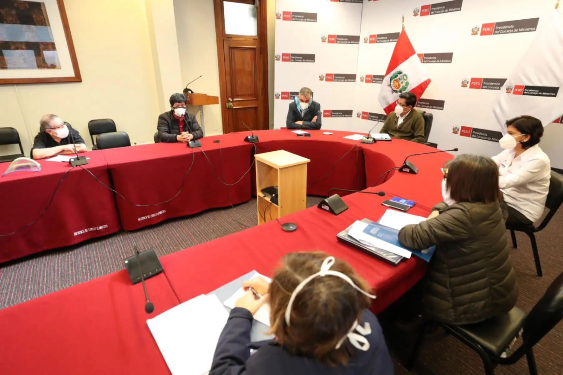 El titular de la PCM, Vicente Zeballos junto a la ministra de Trabajo , Sylvia Cáceres, y la viceministra del Minsa, Nancy Zerpa, se reúnen con centrales sindicales para ver situación de salud y trabajo por la reactivación económica en el marco de emergencia por covid -19.
Foto: PCM El titular de la PCM, Vicente Zeballos junto a la ministra de Trabajo , Sylvia Cáceres, y la viceministra del Minsa, Nancy Zerpa, se reúnen con centrales sindicales para ver situación de salud y trabajo por la reactivación económica en el marco de emergencia por covid -19.
Foto: PCM