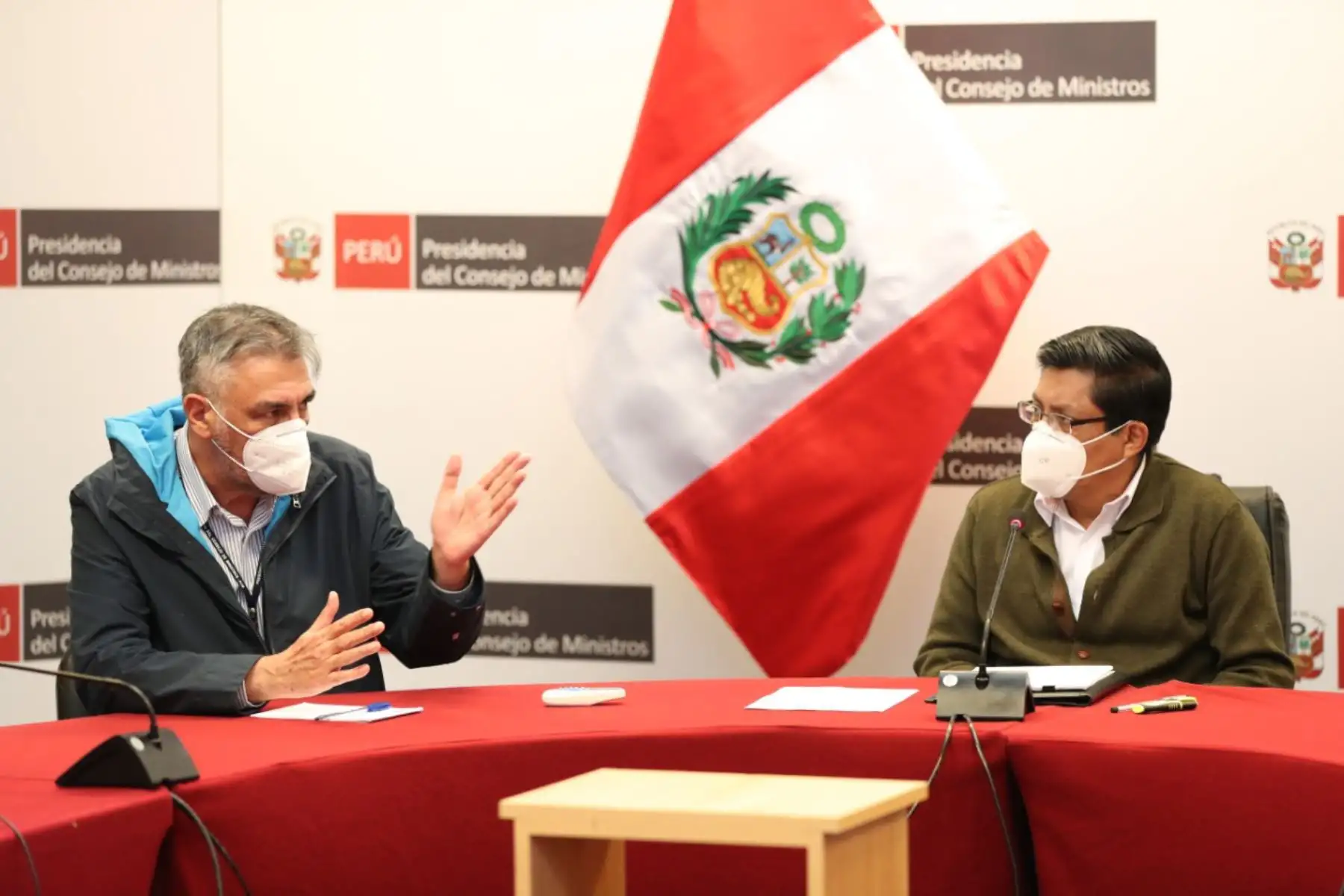 El titular de la PCM, Vicente Zeballos junto a la ministra de Trabajo , Sylvia Cáceres, y la viceministra del Minsa, Nancy Zerpa, se reúnen con centrales sindicales para ver situación de salud y trabajo por la reactivación económica en el marco de emergencia por covid -19.
Foto: PCM El titular de la PCM, Vicente Zeballos junto a la ministra de Trabajo , Sylvia Cáceres, y la viceministra del Minsa, Nancy Zerpa, se reúnen con centrales sindicales para ver situación de salud y trabajo por la reactivación económica en el marco de emergencia por covid -19.
Foto: PCM