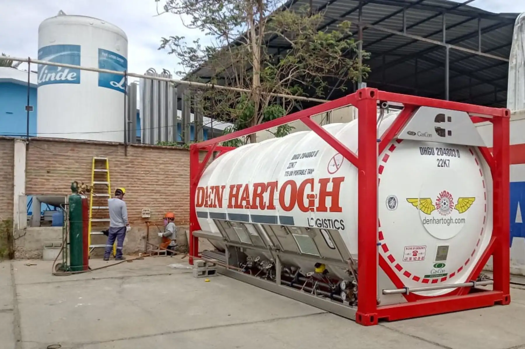EsSalud instala isotanques de oxígeno en las regiones norteñas de Piura y Lambayeque para atención de pacientes covid-19. Foto: Essalud