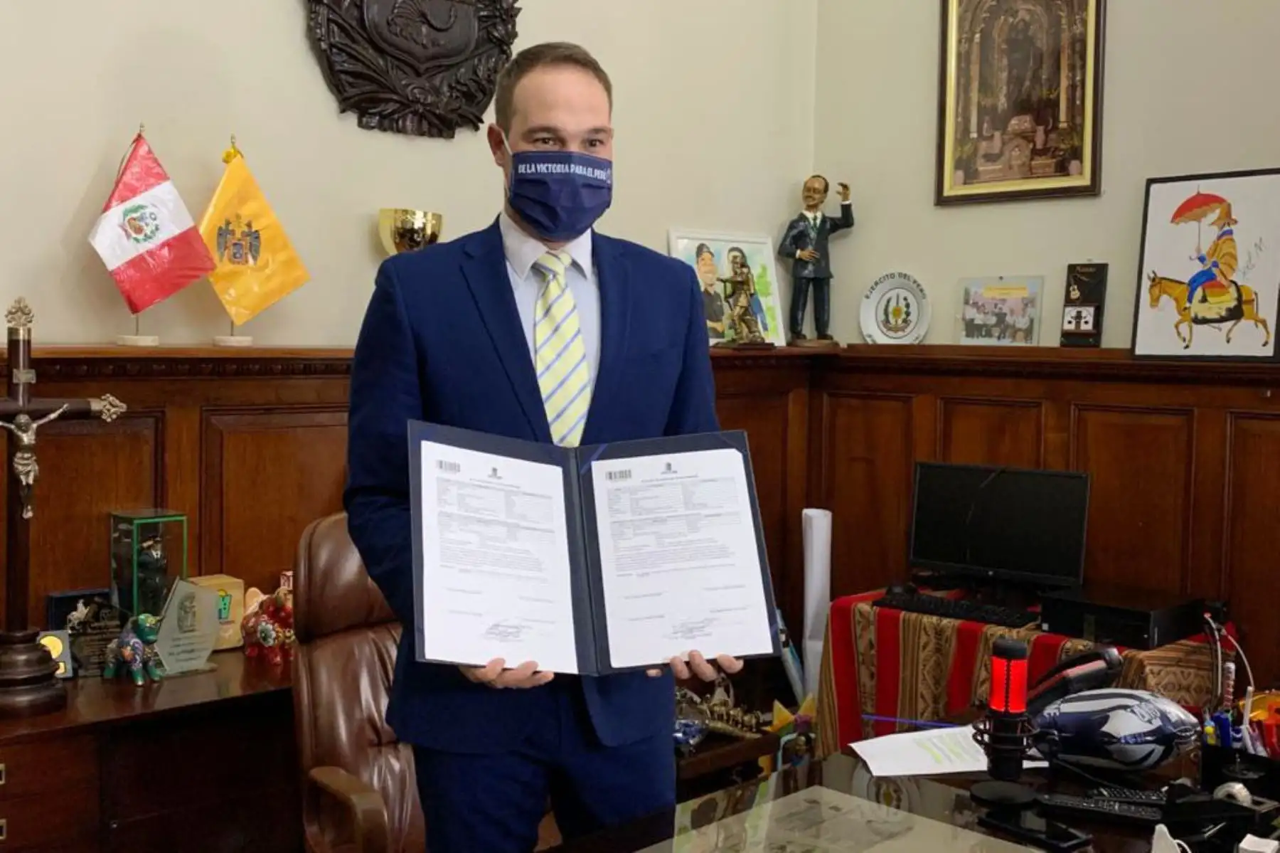 La Municipalidad de La Victoria se convirtió en el primer distrito del Perú en realizar el primer matrimonio civil virtual, y fue celebrado a distancia por el alcalde George Forsyth a través de video conferencia con los contrayentes y testigos de acuerdo a Ley.
Foto: Municipalidad de la Victoria