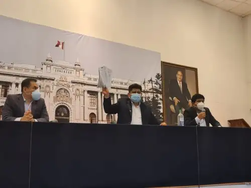Congresistas Lenin Checco, vocero del Frente Amplio, y José Vega, vocero del Unión por el Perú.