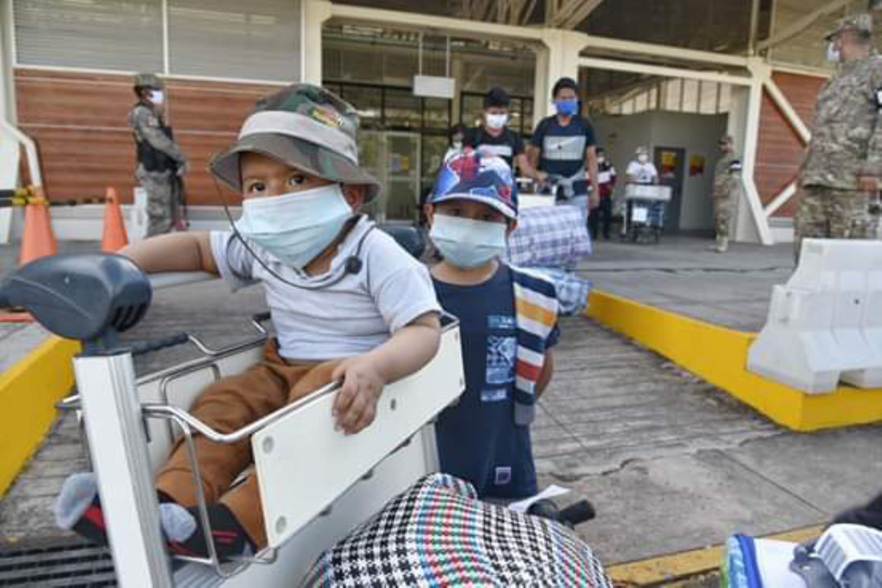 El último grupo de pobladores varados en Lima retornó hoy a Puerto Maldonado, región Madre de Dios. Foto: Difusión