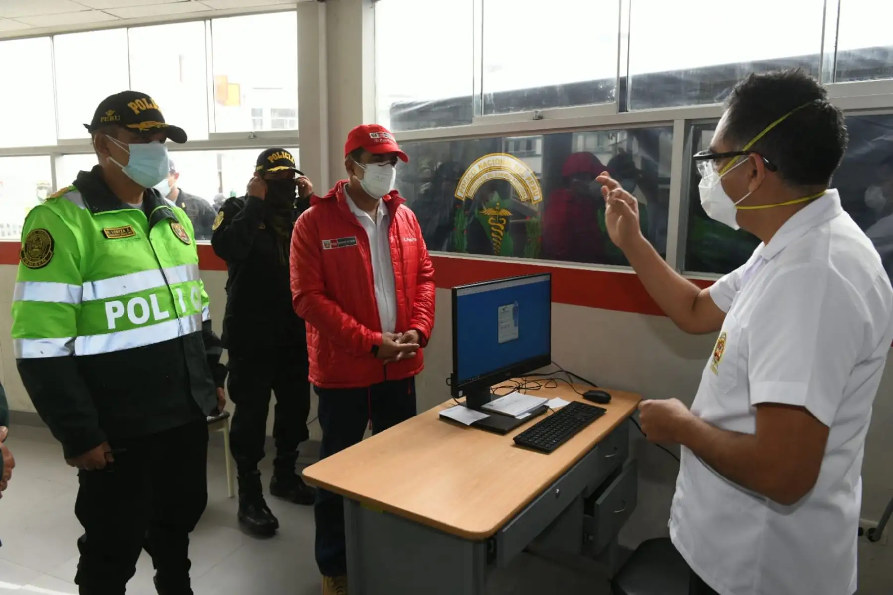 Ministro del Interior, Gastón Rodríguez, realiza visita inopinada al Hospital Central de la Policía, ‘Luis N. Sáenz’ y supervisa la adecuada y oportuna atención médica a toda la familia policial. Foto: ANDINA/Mininter