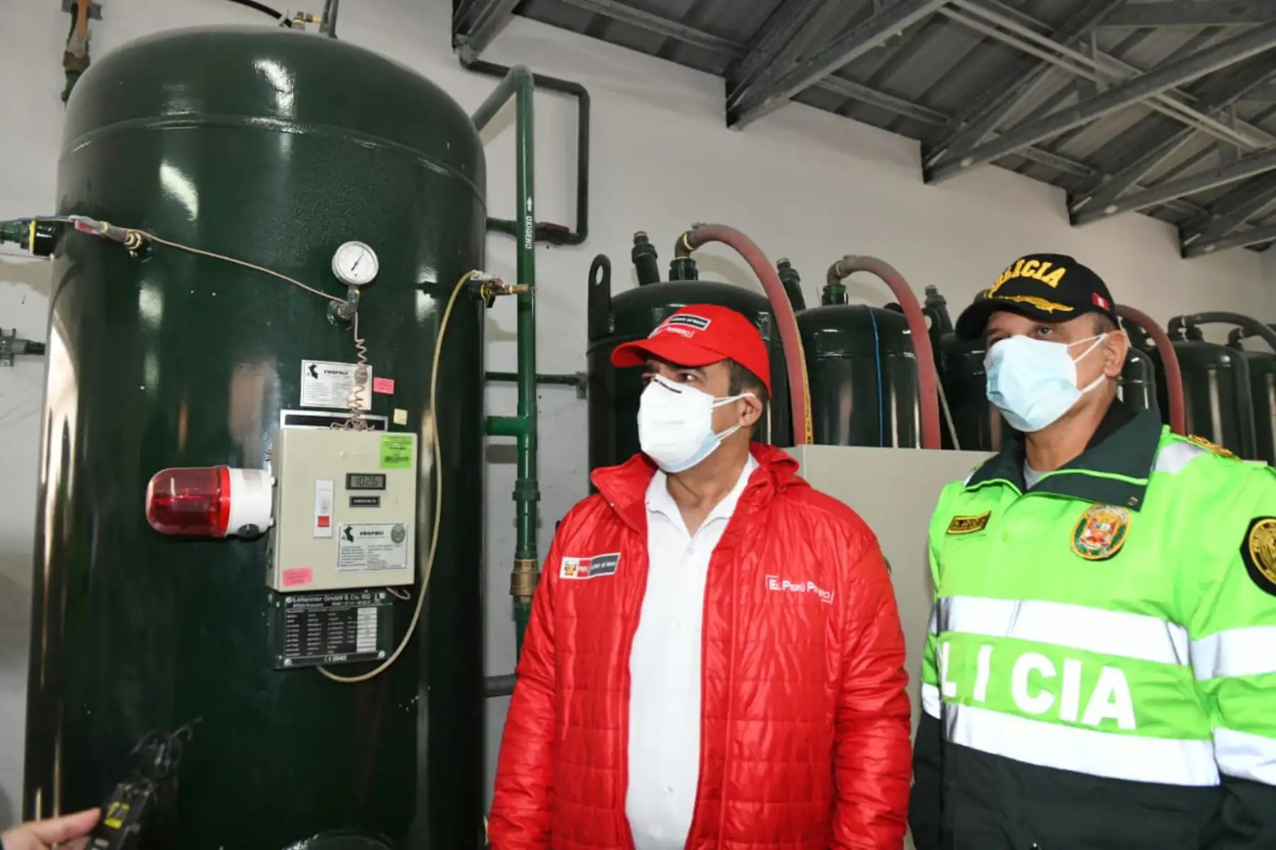 En su recorrido por el Hospital Central de la PNP, el titular del ministerio del Interior, Gastón Rodríguez, supervisa la planta de oxígeno y la interconexión implementada para dotar de este esencial elemento a todas las camas de hospitalización del nosocomio. Foto: ANDINA/Mininter