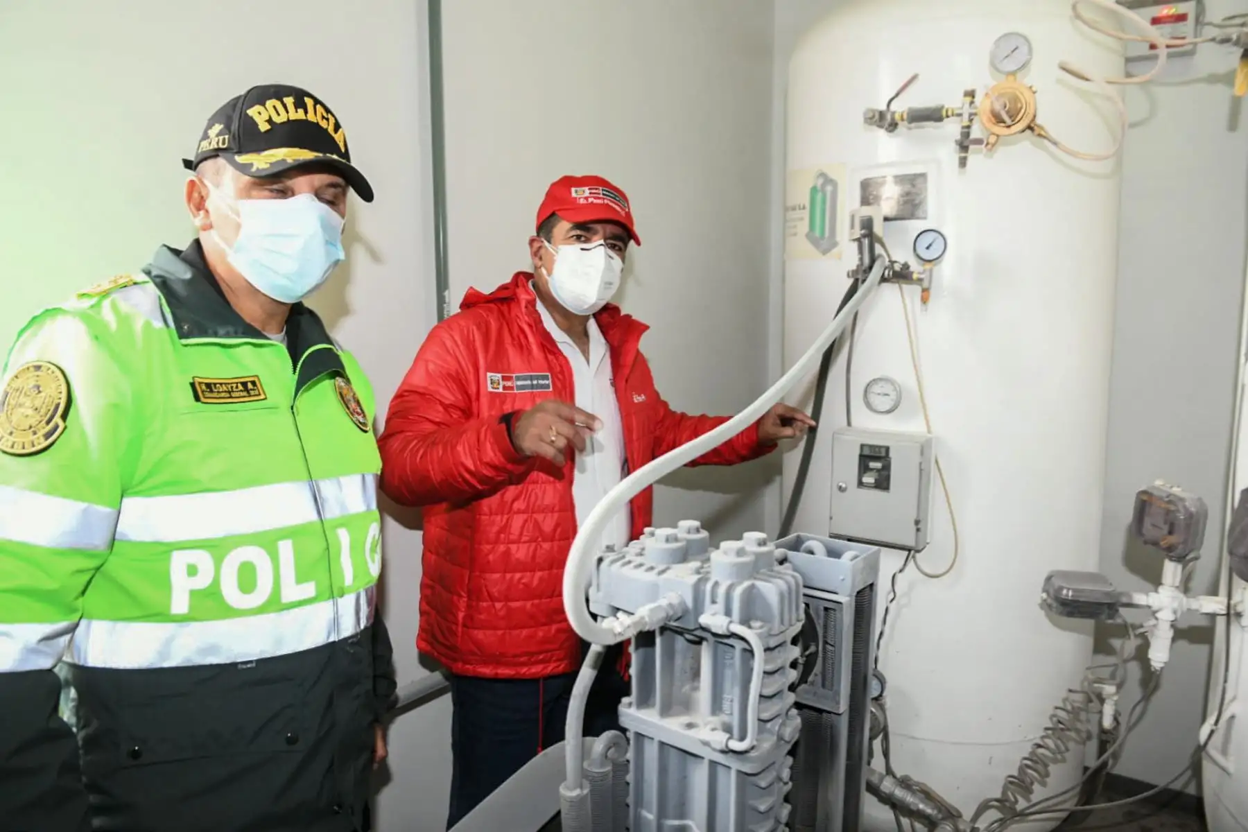 En su recorrido por el Hospital Central de la PNP, el titular del ministerio del Interior, Gastón Rodríguez, supervisa la planta de oxígeno y la interconexión implementada para dotar de este esencial elemento a todas las camas de hospitalización del nosocomio. Foto: ANDINA/Mininter