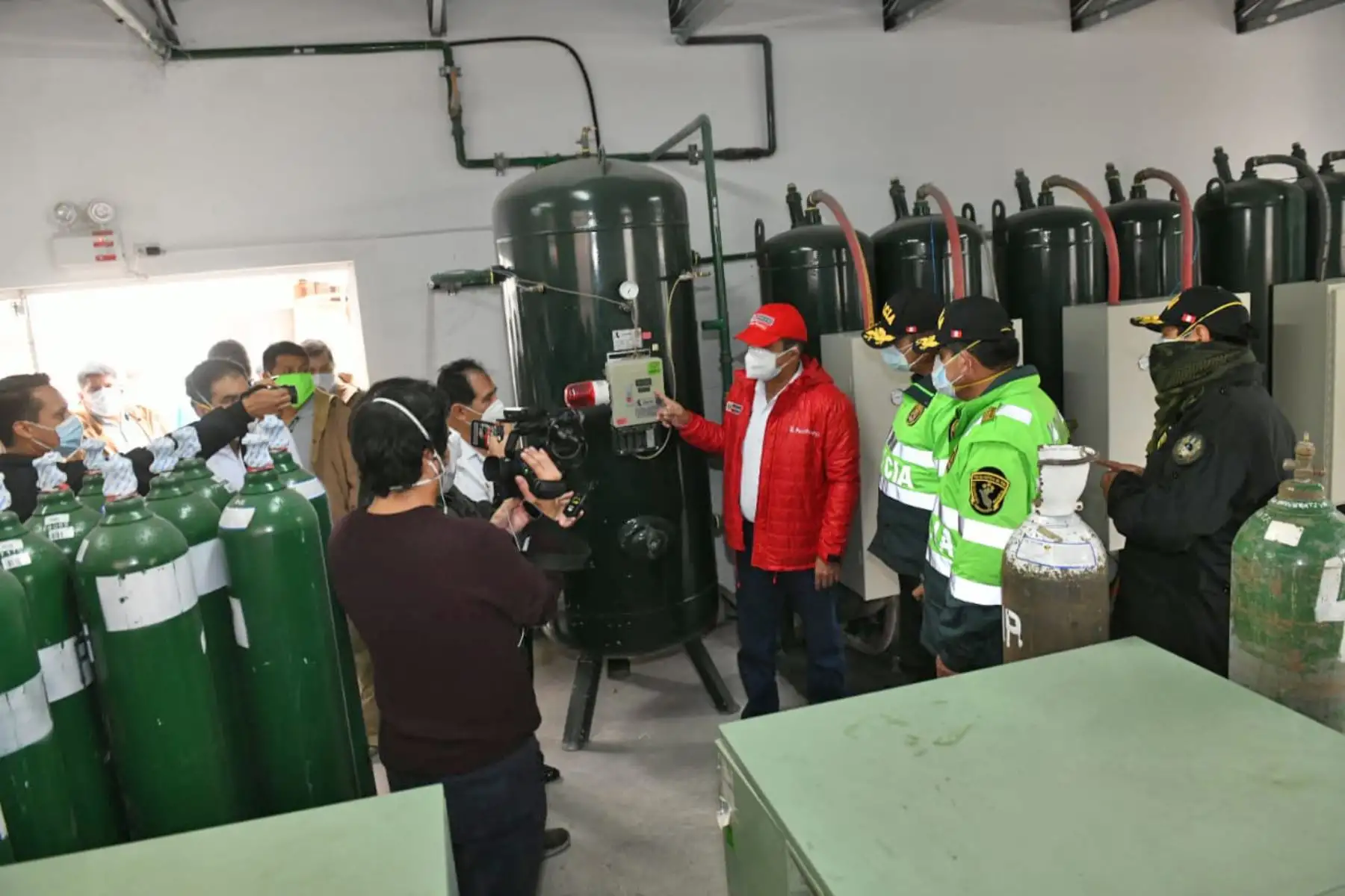En su recorrido por el Hospital Central de la PNP, el titular del ministerio del Interior, Gastón Rodríguez, supervisa la planta de oxígeno y la interconexión implementada para dotar de este esencial elemento a todas las camas de hospitalización del nosocomio. Foto: ANDINA/Mininter