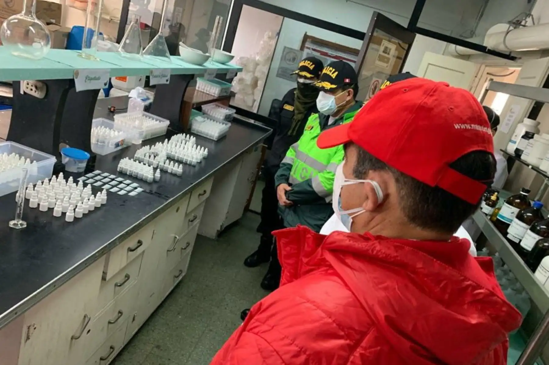El ministro Gastón Rodríguez visita a los químicos farmacéuticos del Hospital Central PNP Luis N. Sáenz, quienes producen ivermectina para el tratamiento de efectivos de la Policía que dieron positivo a coronavirus.  Foto: ANDINA/Mininter