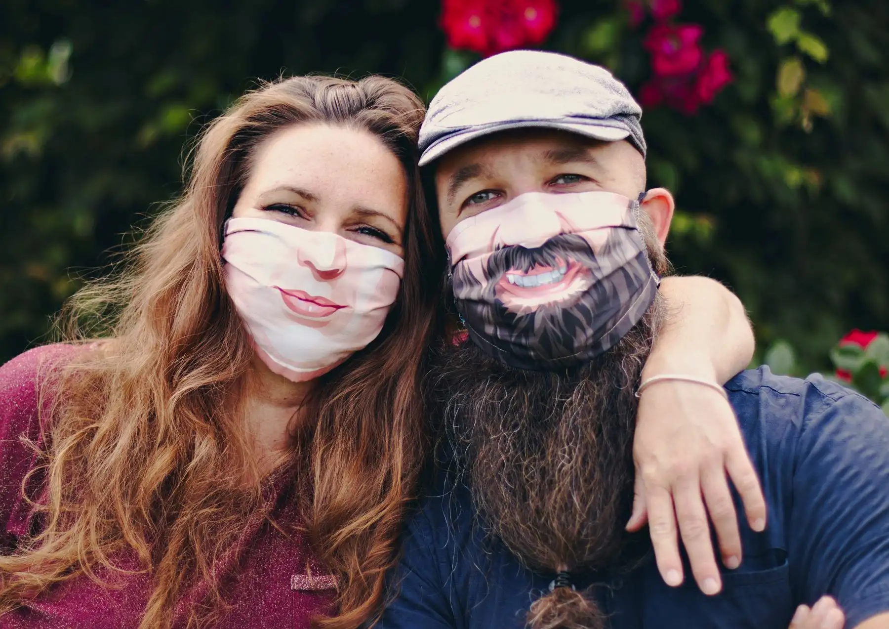 Dos creativos belgas, Annick De Geyter (i) y Filip Bunkens, han visto en la uniformidad y el anonimato que imponen las mascarillas la oportunidad de lanzar la campaña #beyourself (se tú mismo), que anima a llevar modelos a medida y a reivindicar la autencidad. Foto: EFE