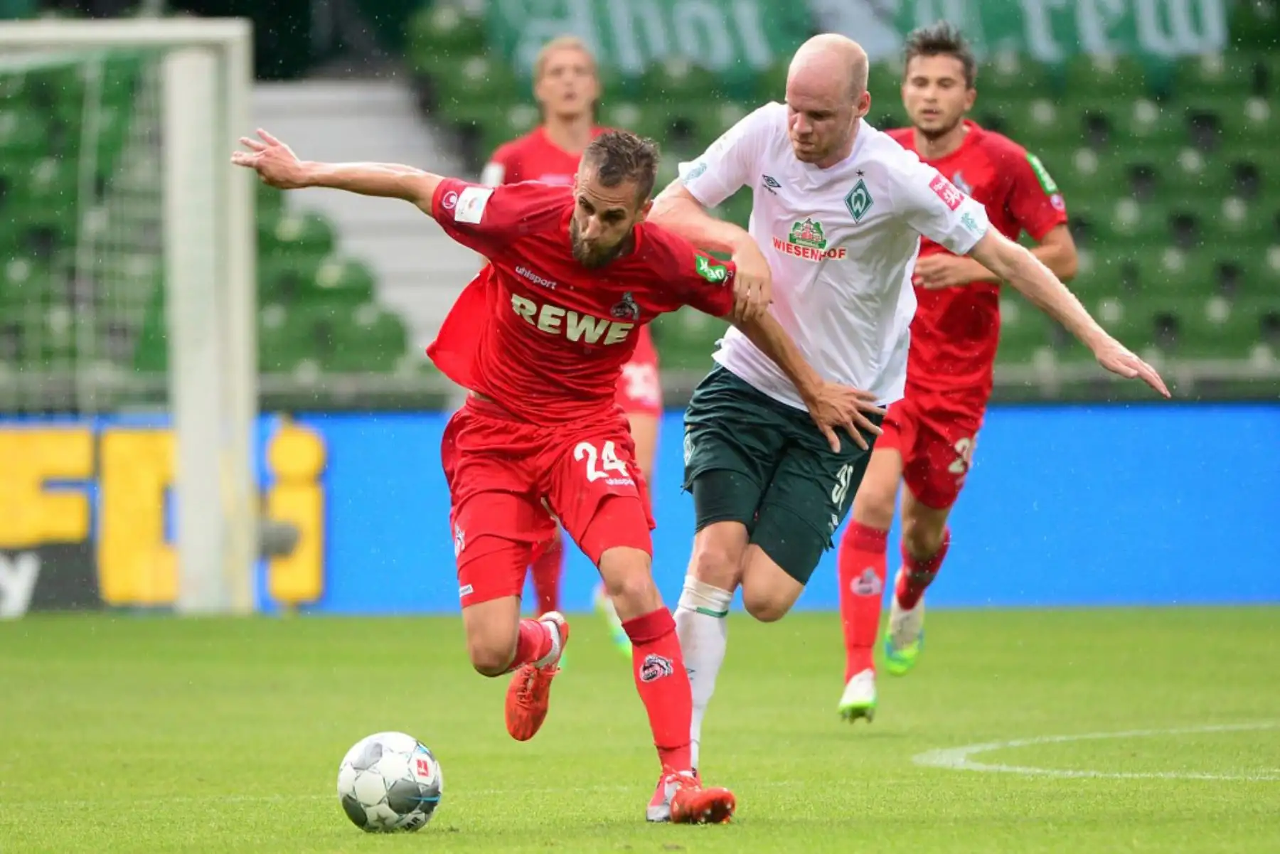 El mediocampista alemán de Colonia Dominick Drexler y el defensor holandés de Bremen Davy Klaassen compiten por el balón durante el partido de fútbol de la Bundesliga. Foto: AFP