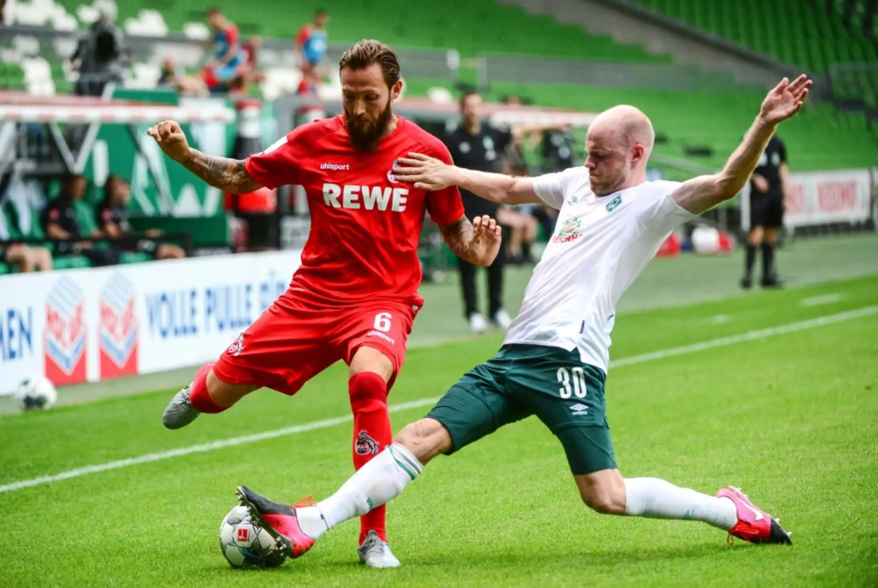 El mediocampista alemán de Colonia Marco Hoeger y el defensor holandés de Bremen Davy Klaassen compiten por el balón durante el partido de fútbol de la Primera división alemana de la Bundesliga. Foto: AFP