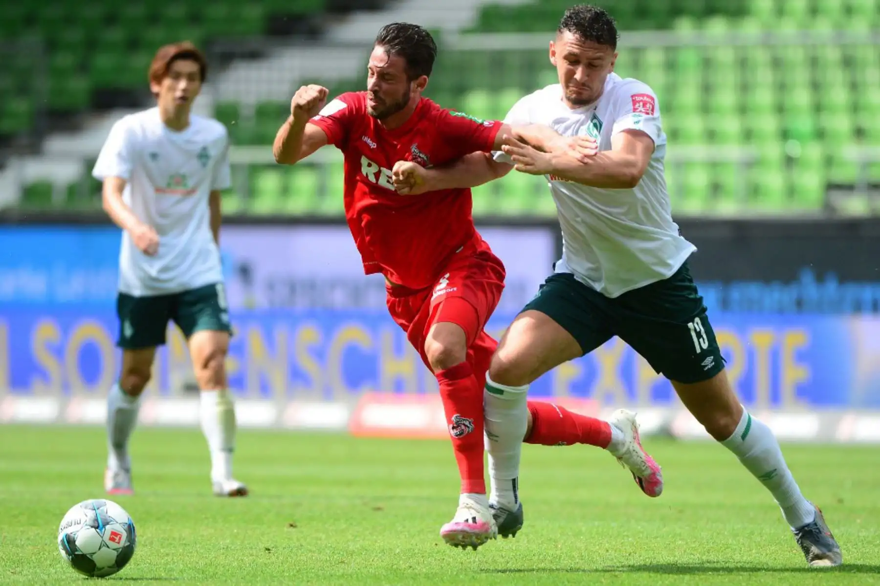 El defensor serbio de Bremen Milos Veljkovic y el delantero alemán de Colonia Mark Uth compiten por el balón durante el partido de fútbol de la Primera división alemana de la Bundesliga. Foto: AFP