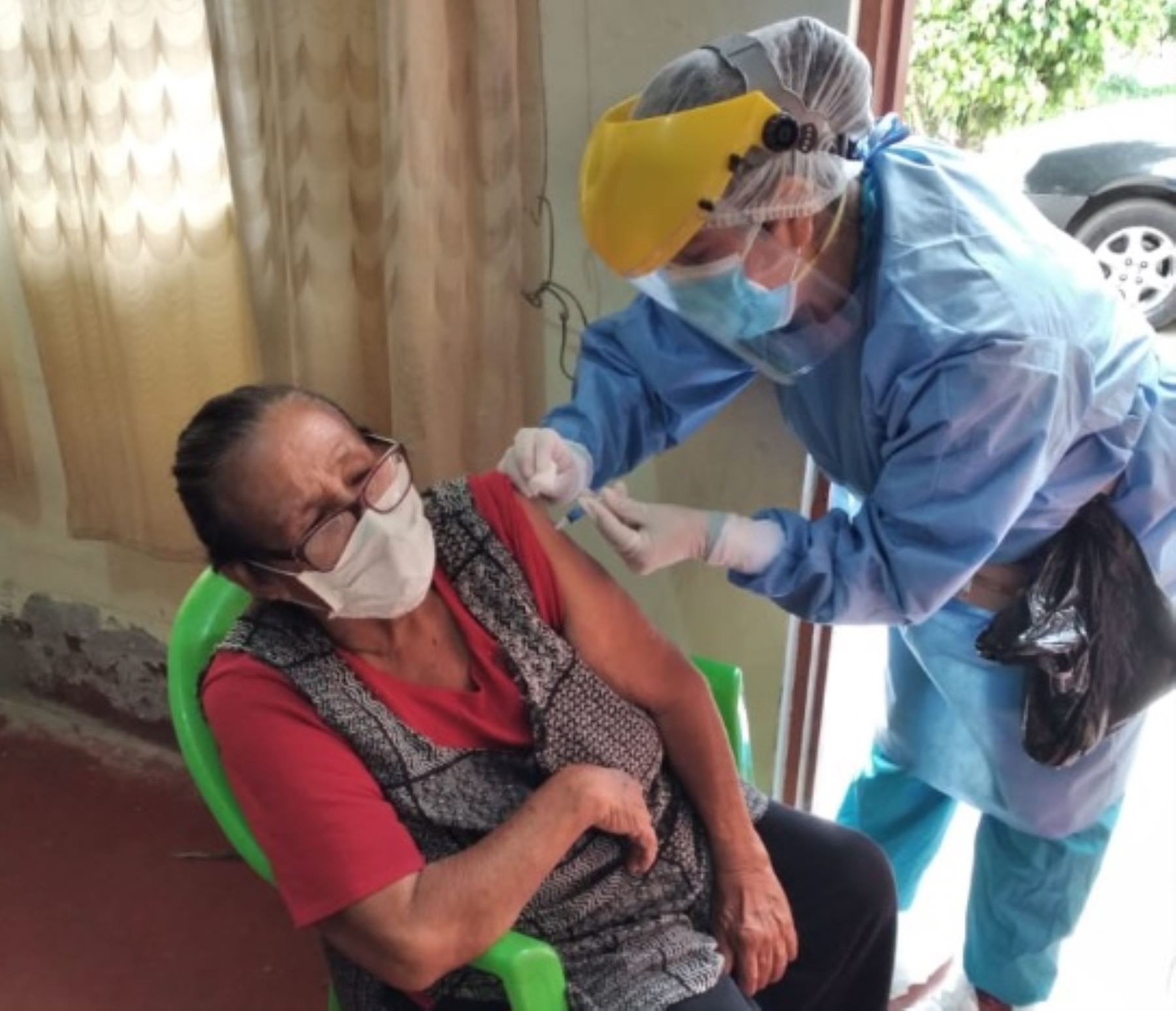 Vacunan contra influenza a adultos mayores y personas con discapacidad en Nuevo Chimbote