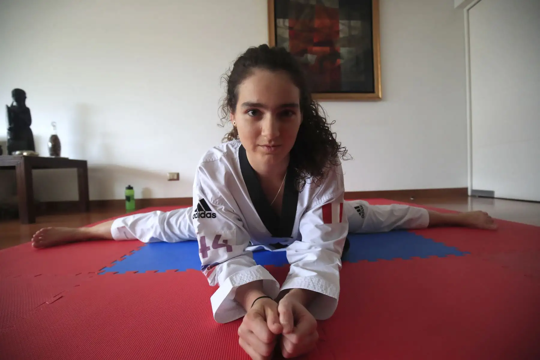 Aittana Moya, deportista practicante de Taekwondo realiza sus entrenamientos de alta competencia en la sala de su departamento. Debido a la cuarentena impuesta por el Estado para evitar contagios de covid-19 muchos deportistas han adecuado su viviendas como centro de preparación para no perder el ritmo competitivo.

Foto: ANDINA / Juan Carlos Guzmán Negrini