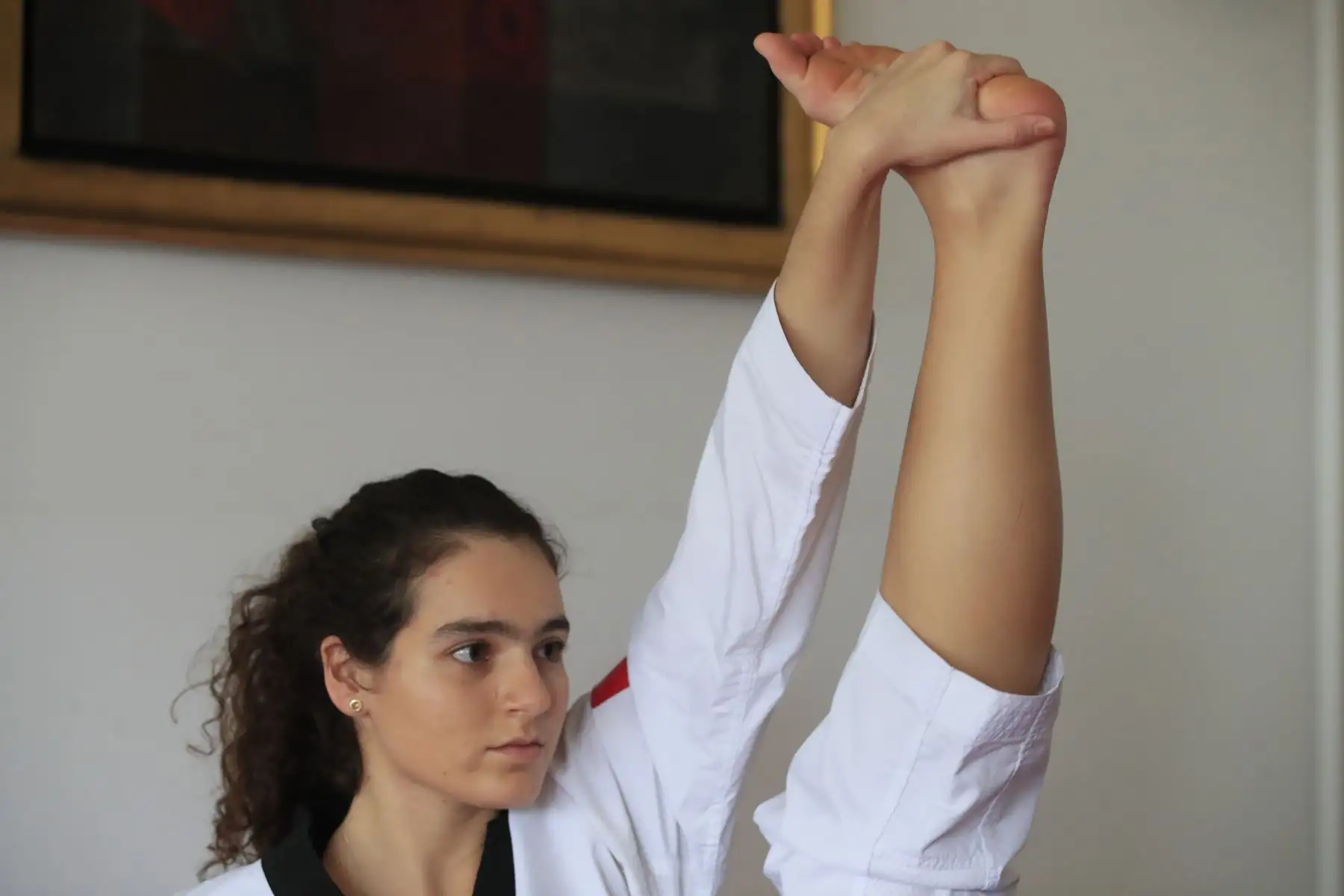 Aittana Moya, deportista practicante de Taekwondo realiza sus entrenamientos de alta competencia en la sala de su departamento. Debido a la cuarentena impuesta por el Estado para evitar contagios de covid-19 muchos deportistas han adecuado su viviendas como centro de preparación para no perder el ritmo competitivo.

Foto: ANDINA / Juan Carlos Guzmán Negrini