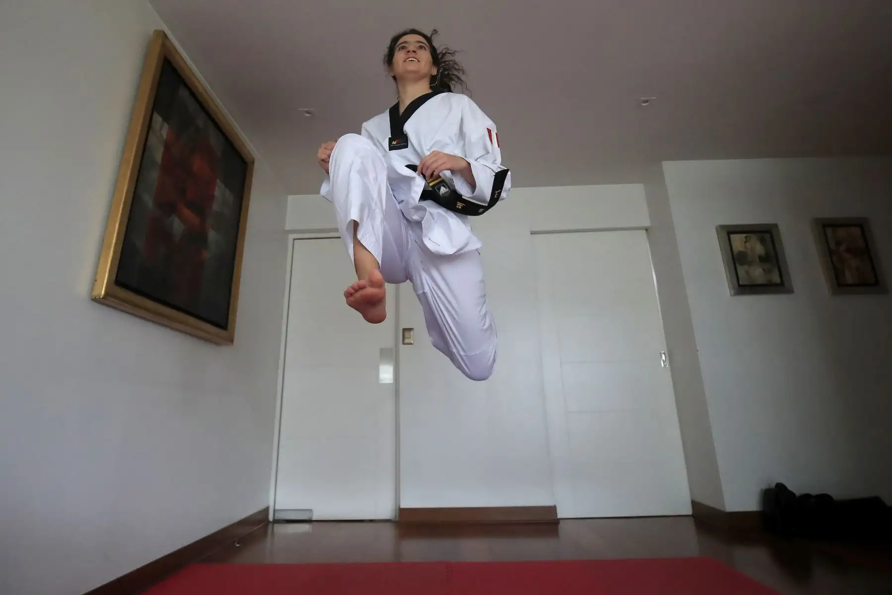 Aittana Moya, deportista practicante de Taekwondo realiza sus entrenamientos de alta competencia en la sala de su departamento. Debido a la cuarentena impuesta por el Estado para evitar contagios de covid-19 muchos deportistas han adecuado su viviendas como centro de preparación para no perder el ritmo competitivo.

Foto: ANDINA / Juan Carlos Guzmán Negrini