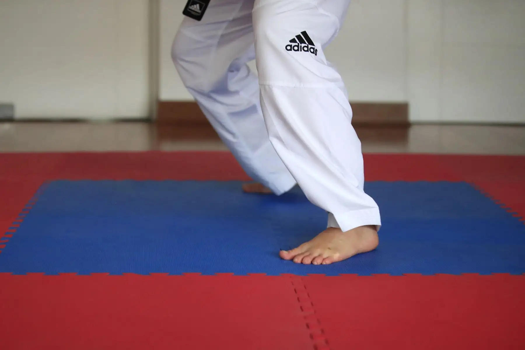 Pies de Aittana Moya sobre el tatame durante sus entrenamientos de alta competencia en la sala de su departamento. Debido a la cuarentena impuesta por el Estado para evitar contagios de covid-19 muchos deportistas han adecuado su viviendas como centro de preparación para no perder el ritmo competitivo.

Foto: ANDINA / Juan Carlos Guzmán Negrini