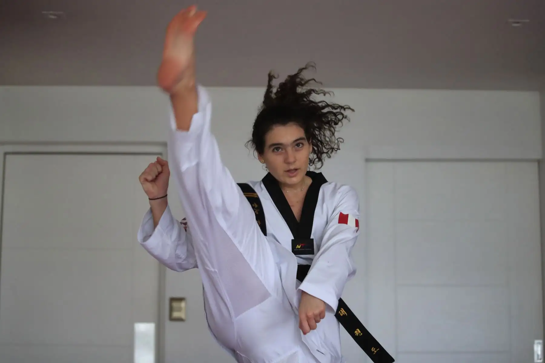 Aittana Moya, deportista practicante de Taekwondo realiza sus entrenamientos de alta competencia en la sala de su departamento. Debido a la cuarentena impuesta por el Estado para evitar contagios de covid-19 muchos deportistas han adecuado su viviendas como centro de preparación para no perder el ritmo competitivo.

Foto: ANDINA / Juan Carlos Guzmán Negrini