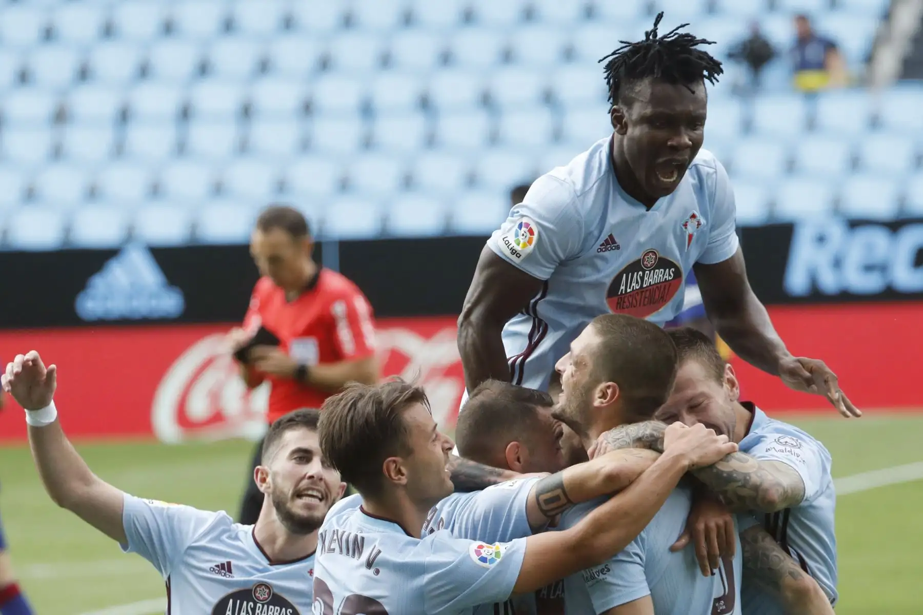 El delantero ruso del Celta, Fiódor Smólov, celebra con sus compañeros el gol conseguido ante el FC Barcelona, durante el partido entre ambos equipos disputan en la 32ª jornada de La Liga Santander. Foto: EFE