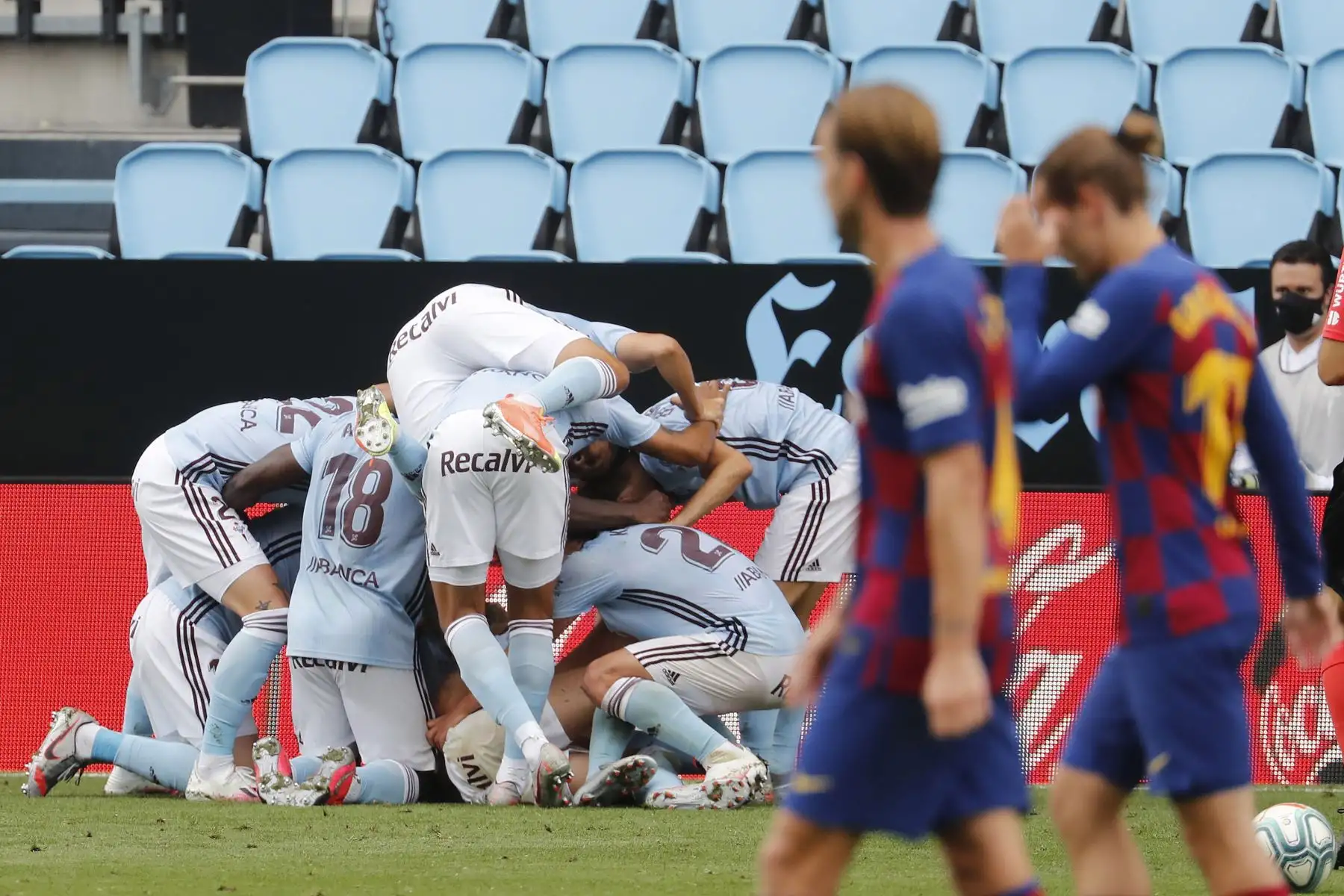 Los jugadores del Celta celebran el segundo gol durante el partido contra el FC Barcelona por La Liga Santander. Foto: EFE