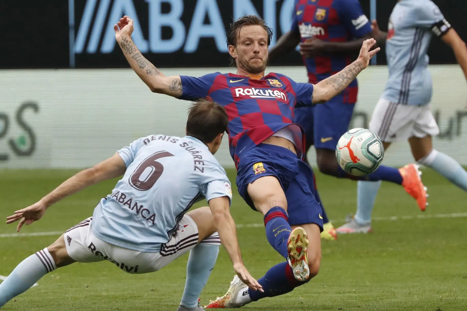 El centrocampista español del Celta, Denis Suárez, disputa un balón contra Ivan Rakitic, centrocampista croata del FC Barcelona, durante el partido correspondiente a la 32ª jornada de La Liga Santander. Foto: EFE