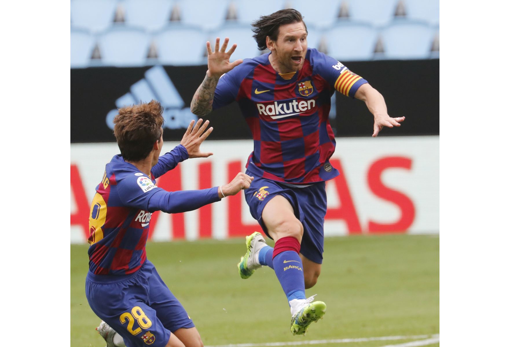 Los jugadores del FC Barcelona, ​​Lionel Messi y Riqui Puig, celebran el gol de su compañero Luis Suárez en partido disputado contra el Celta por La Liga Santander. Foto: EFE