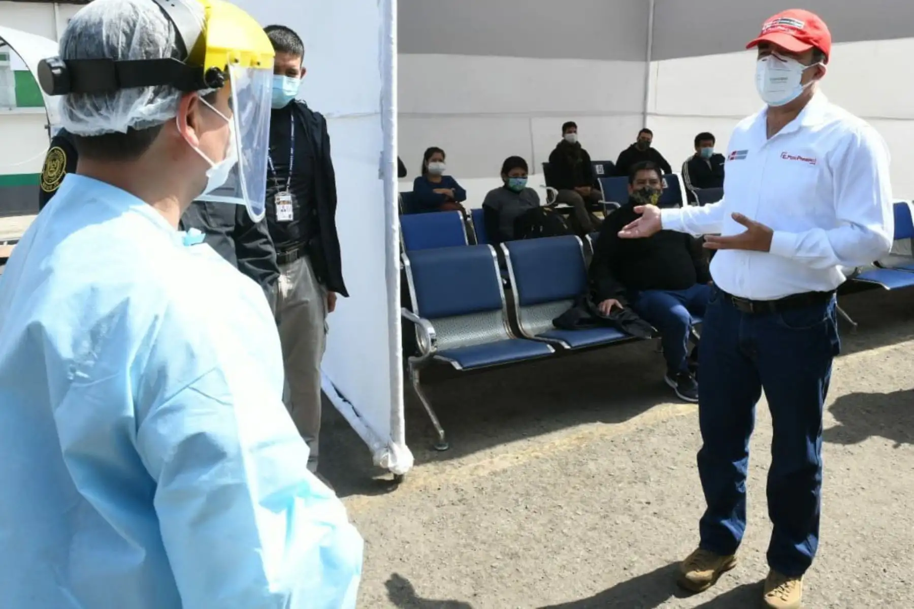 Continuando con su labor de inspección en los centros de salud policial, el titular el Ministro Gastón Rodríguez, también recorre el Hospital PNP Augusto B. Leguía a fin de garantizar que se brinde una apropiada atención a la Policía Nacional. 

Foto:@MininterPeru.