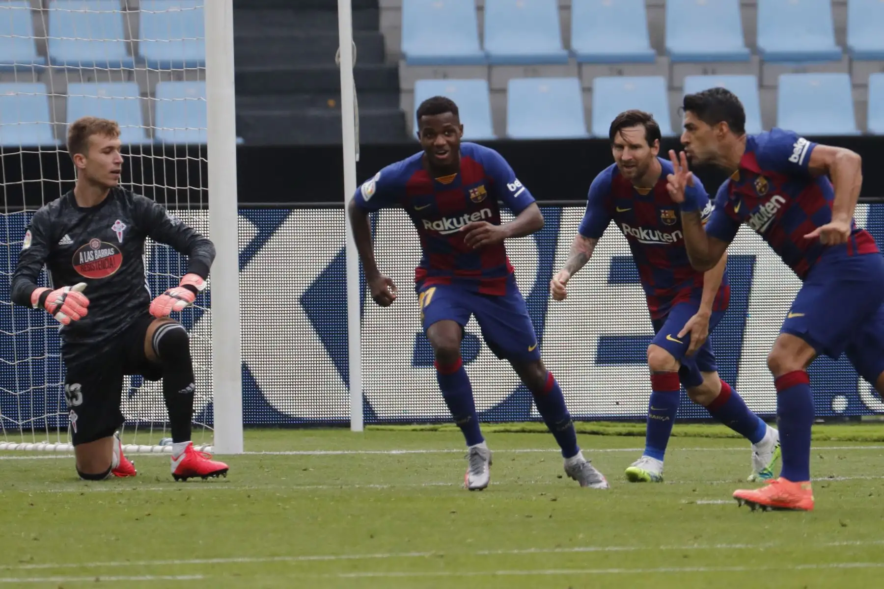 El delantero uruguayo del FC Barcelona, Luis Suárez, celebra junto a sus compañeros tras marcar el 1-2 durante el partido ante el Celta correspondiente a la 32ª jornada de LaLiga Santander. Foto: EFE
