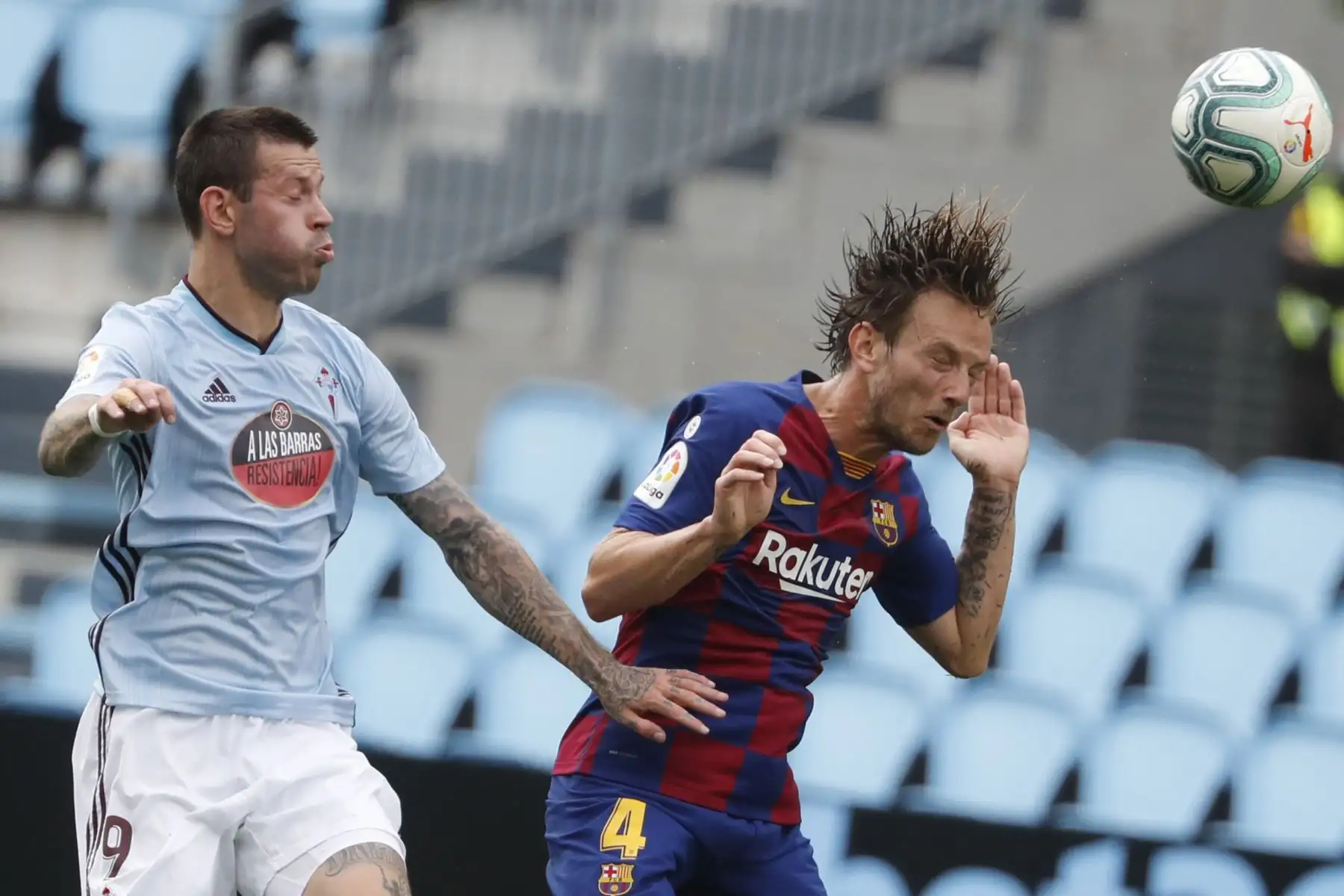El delantero ruso del Celta, Fiódor Smólov, disputa un balón contra Ivan Rakitic, centrocampista croata del FC Barcelona, durante el partido correspondiente a la 32ª jornada de LaLiga Santander. Foto: EFE